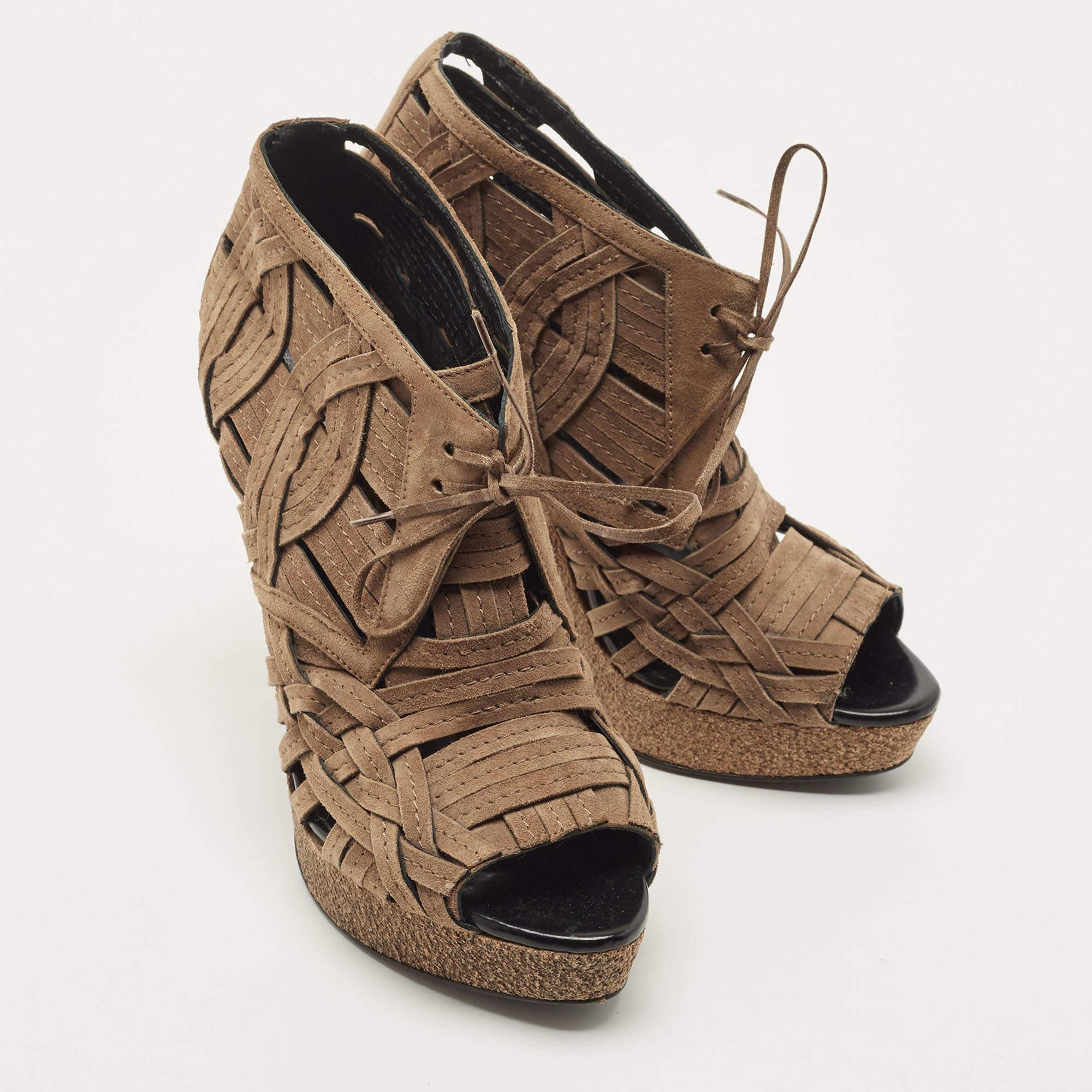 Burberry Brown Suede Cork Platform Peep Toe Ankle Booties Size 38.5 en Bueno Estado en Dubai, Al Qouz 2