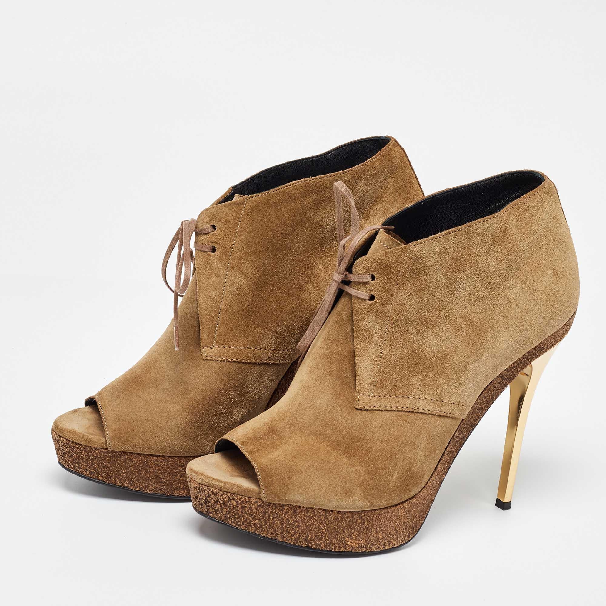 Enjoy the most fashionable days with these stylish booties. Modern in design and craftsmanship they are fashioned to keep you comfortable and chic