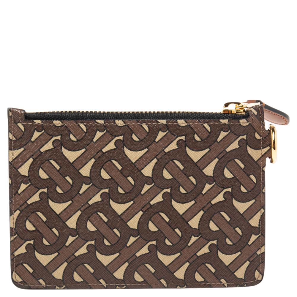 This Alec coin purse from the House of Burberry is an essential accessory. It is made from brown TB Monogram coated canvas on the exterior and flaunts gold-tone fittings. The top zipper opens to a nylon-lined interior. Update your accessory