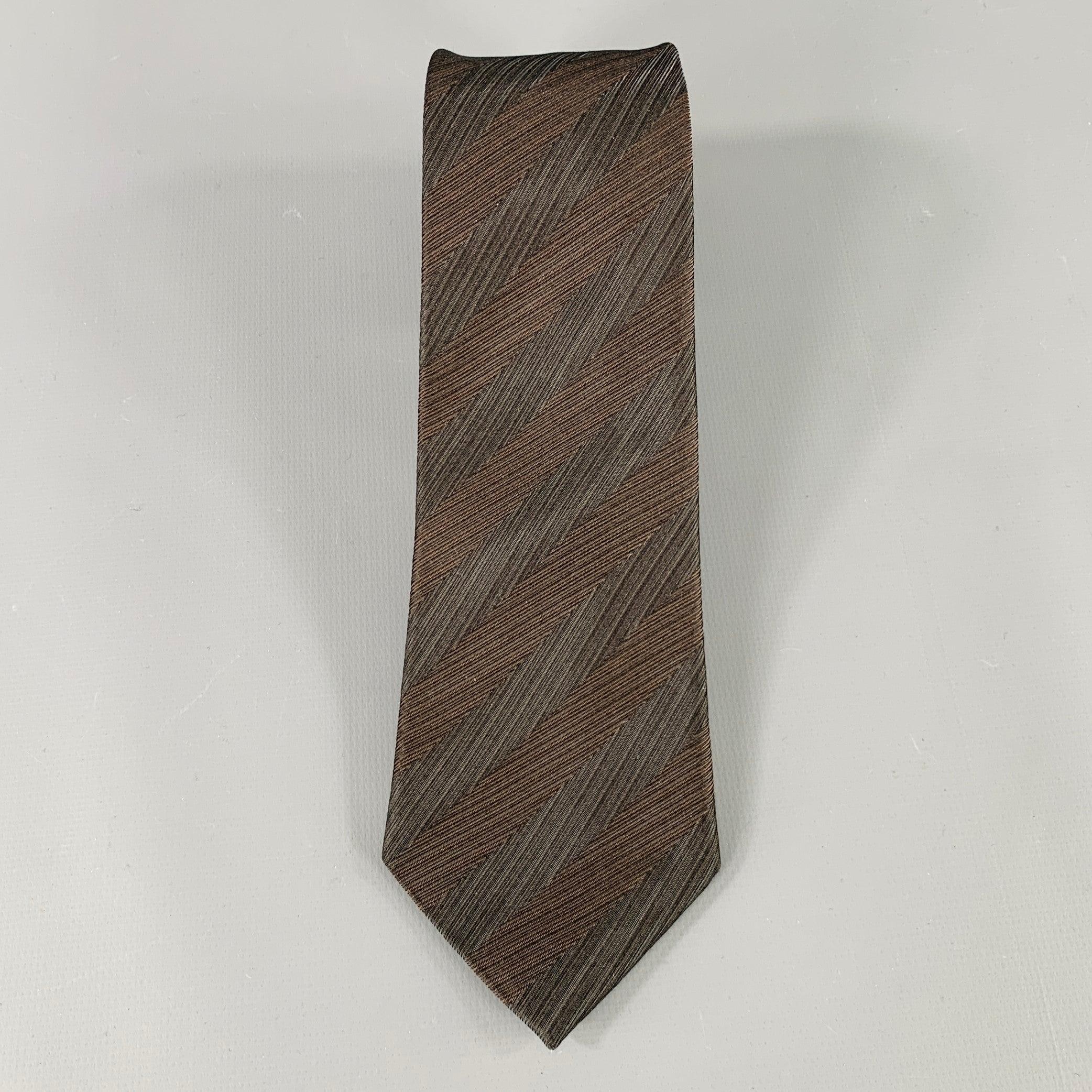 BURBERRY
necktie in a brown silk blend jacquard featuring a narrow style, and textured lines pattern. Made in Italy.Very Good Pre-Owned Condition.Width: 2.75 inches Length: 60 inches 
  
  
 
Sui Generis Reference: 133470
Category: Tie
More Details
