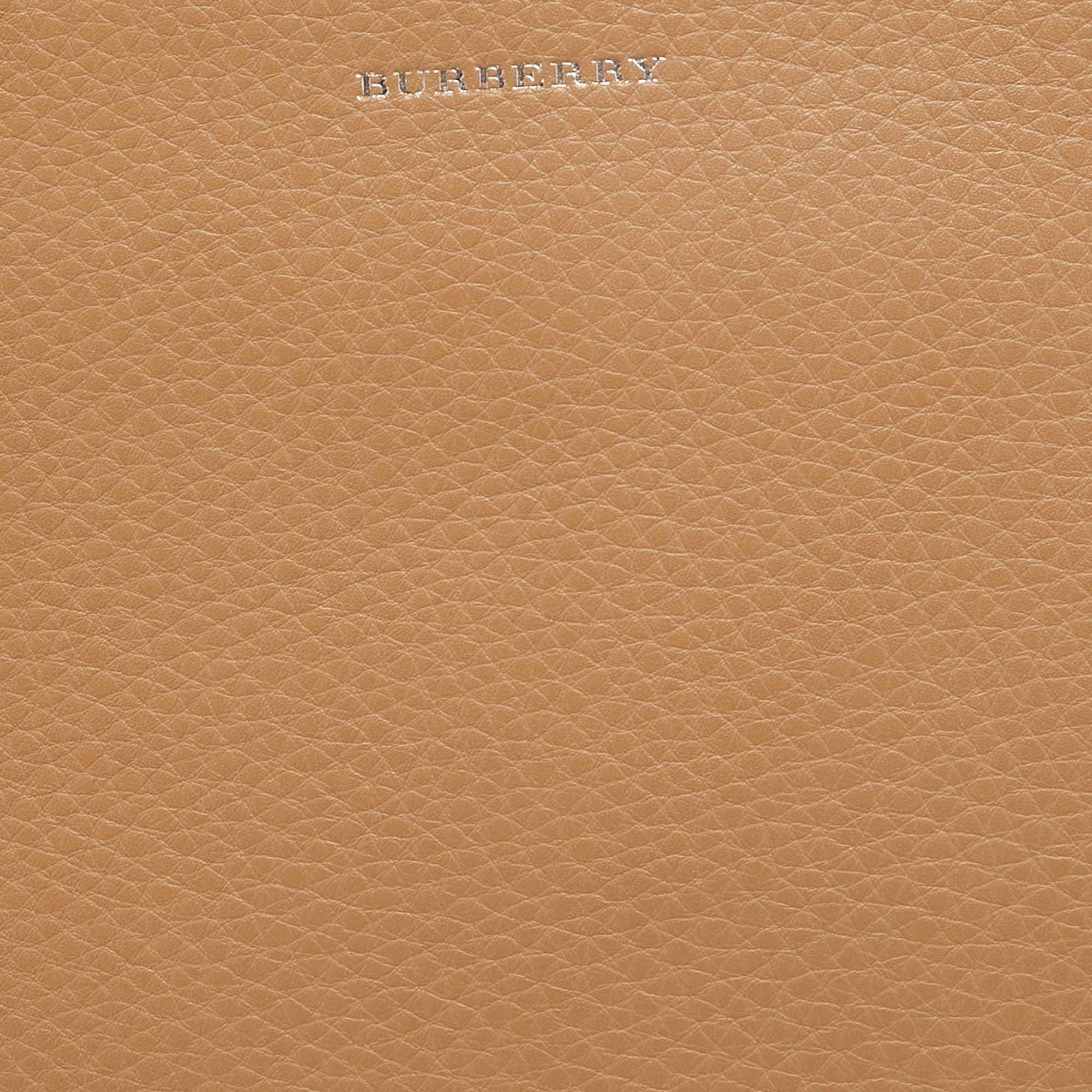 Burberry Bicolor Clutch aus braunem/weißem Leder Damen im Angebot
