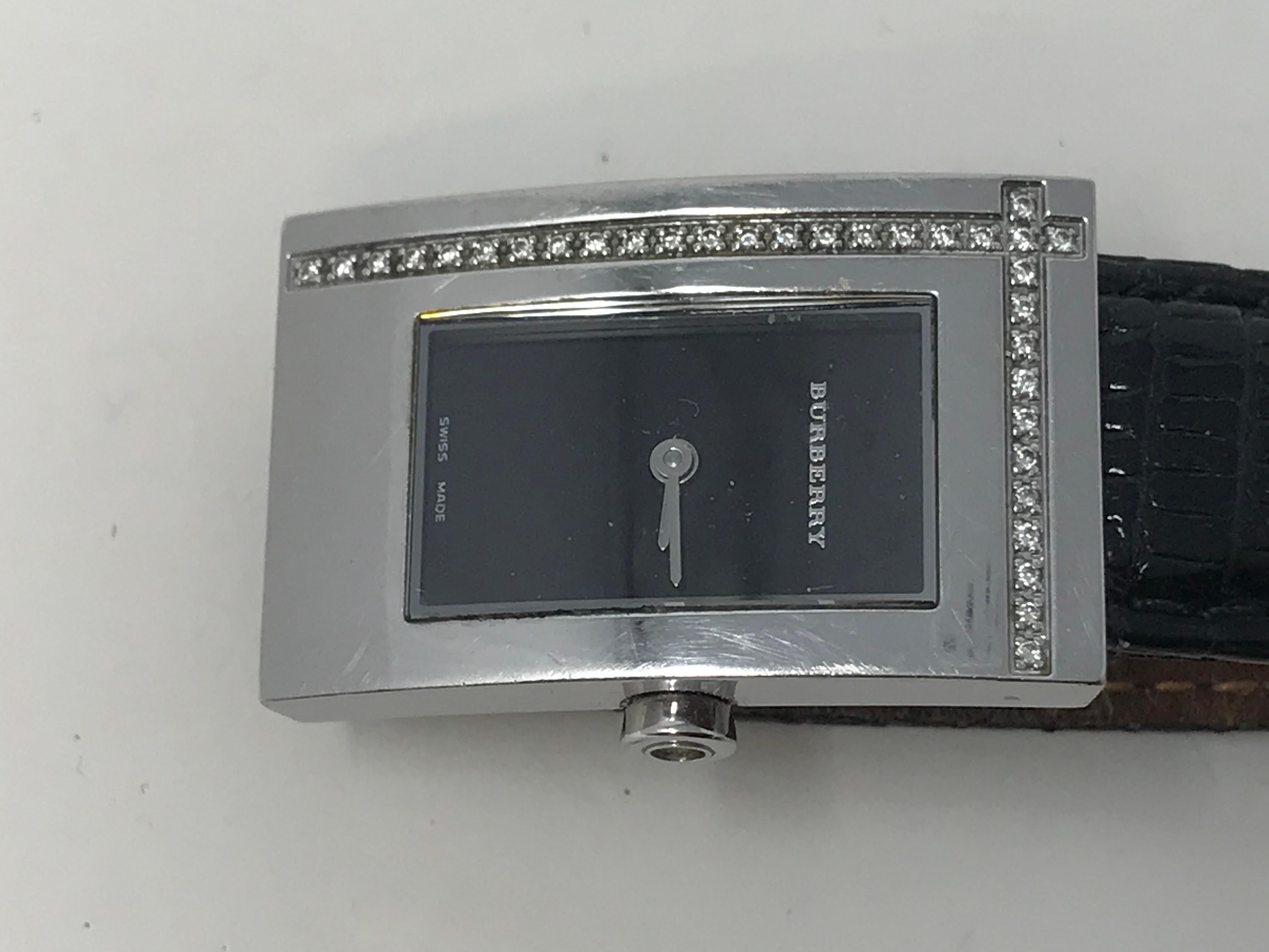Orologio Burberry BU500 con cinturino in pelle nera e diamanti incastonati, cassa in acciaio inossidabile con 33 piccoli diamanti incastonati. In buone condizioni d'uso, senza documenti e senza scatola.