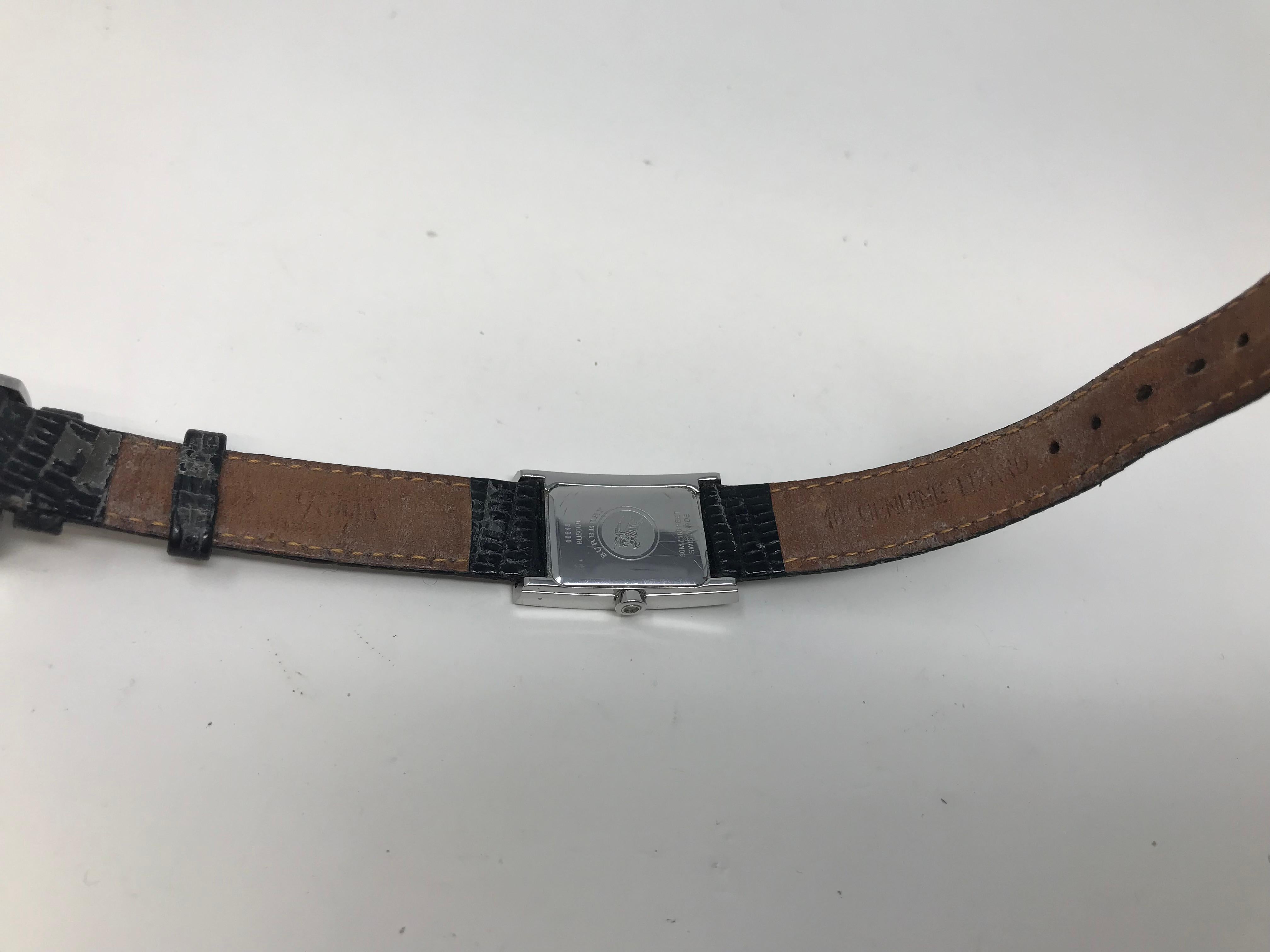 Burberry BU500 Orologio con cinturino in pelle nera e diamanti In condizioni buone in vendita a Montreal, QC