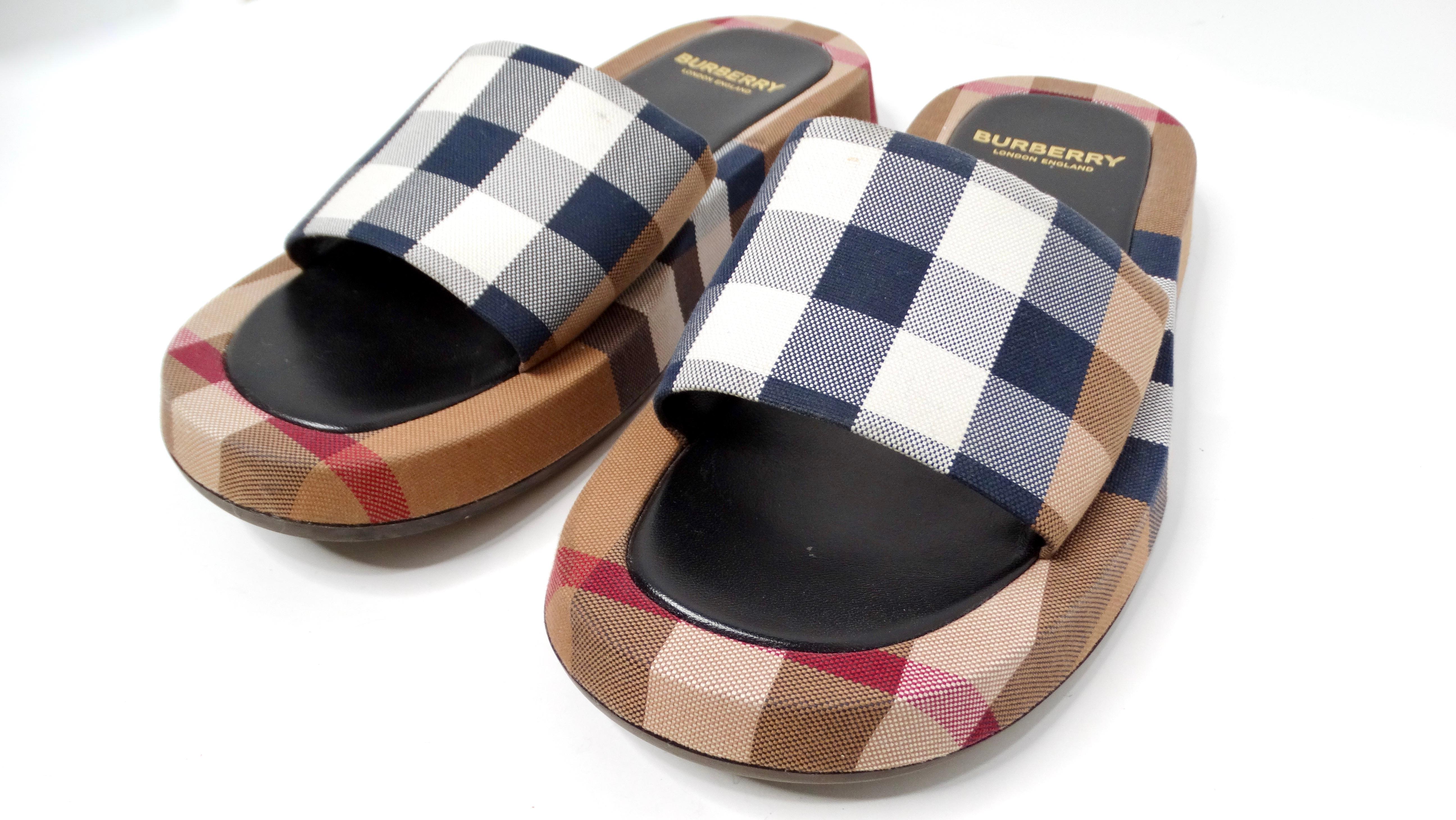 Noir Burberry Buckingham Check Platform Slide Sandals (Sandales à plateforme) en vente