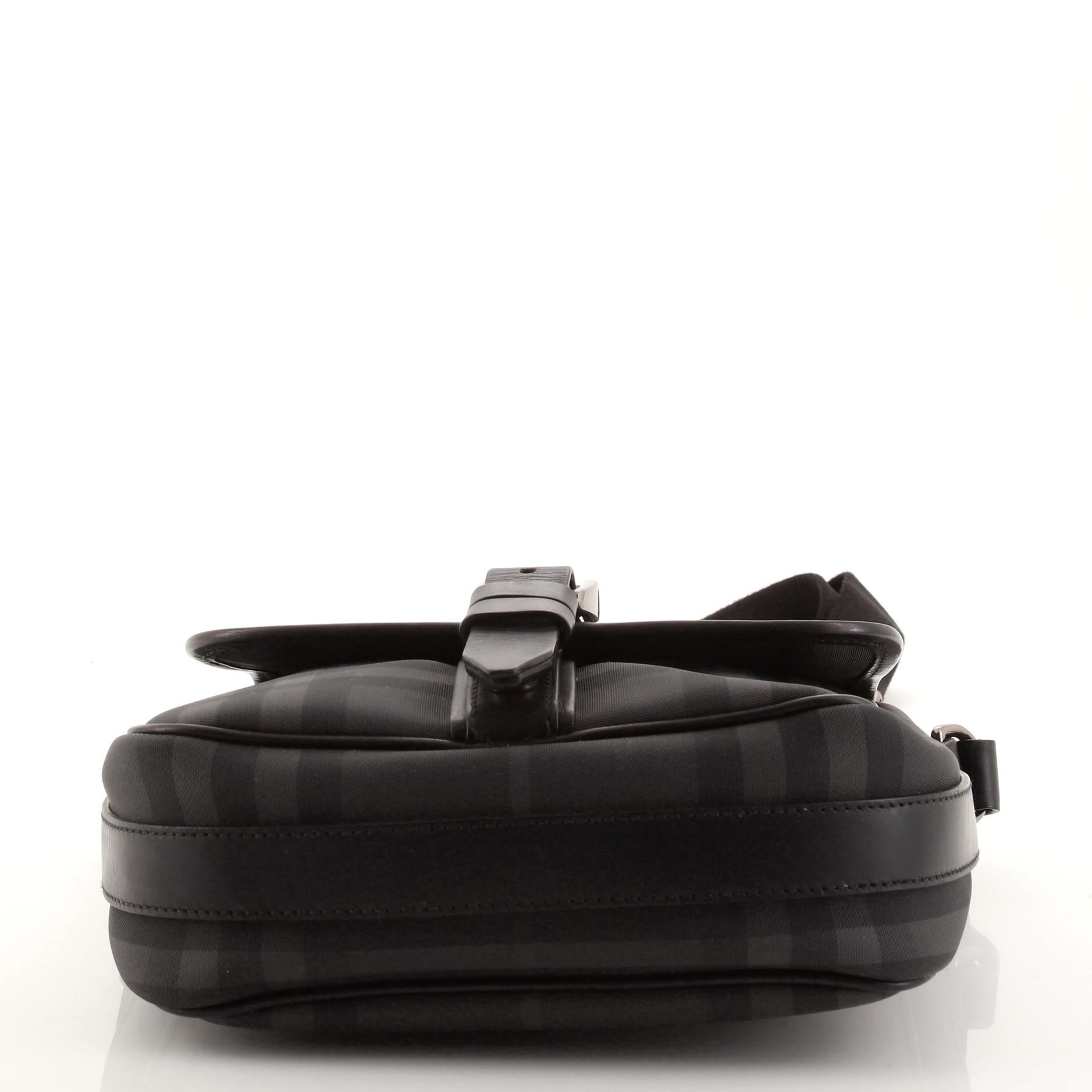 Burberry Messenger Bag Smoked Check aus Segeltuch mit Schnalle und Klappe im Zustand „Gut“ in NY, NY