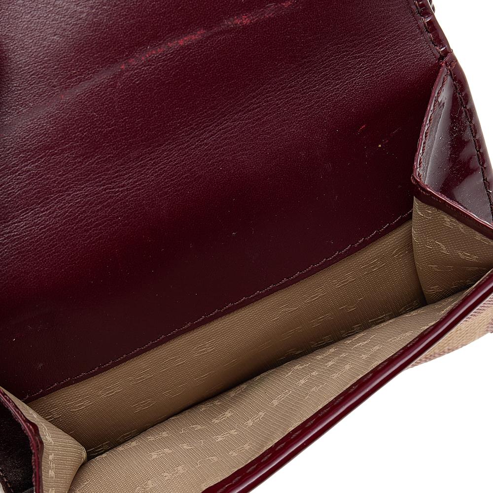 Kompakte Brieftasche aus PVC und Lackleder in Burgunderrot/Beige von Burberry im Zustand „Gut“ im Angebot in Dubai, Al Qouz 2