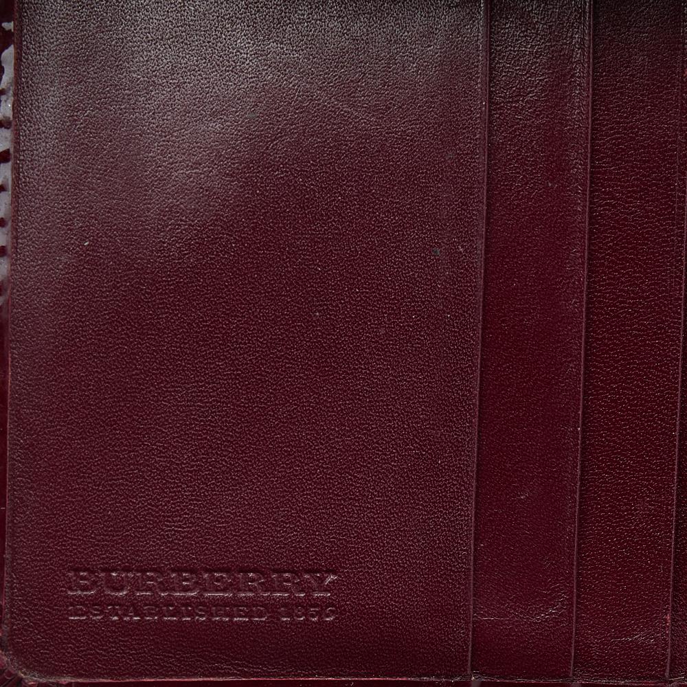 Women's Burberry Burgundy/Beige Nova Check PVC And Patent Leather Heart Compact Wallet For Sale