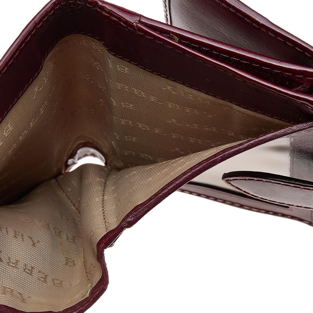 Kompakte Brieftasche aus PVC und Lackleder in Burgunderrot/Beige von Burberry im Angebot 1