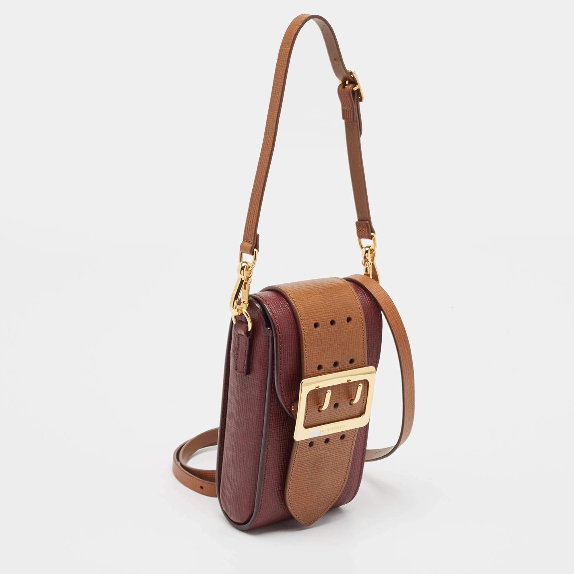 Burberry Burgundy/Brown Leather Buckle Vertical Crossbody Bag In Fair Condition For Sale In Dubai, Al Qouz 2