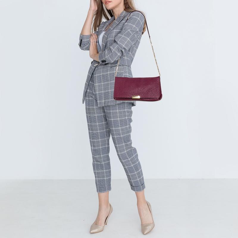 This Mildenhall bag from Burberry is splendid for any occasion. The bag is crafted from burgundy grain leather and comes with a chain-link and leather shoulder strap. Lined with fabric, this creation can easily hold all your daily essentials. Gentle