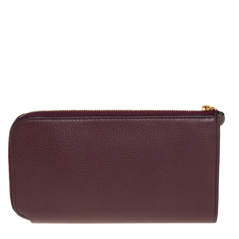 Made from high-quality grained leather, this wallet is a long-lasting accessory. Simple and stylish, this burgundy Abbey wallet from Burberry will effortlessly fit your essentials in its orange leather-lined interior.

Includes: Original Dustbag,