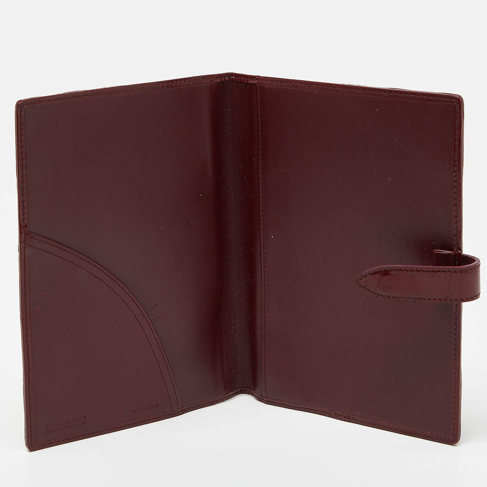Combining the luxury touch with utility Burberrys agenda cover comes crafted from Heart Nova Check PVC and patent leather. The burgundy gives it a lovely look.