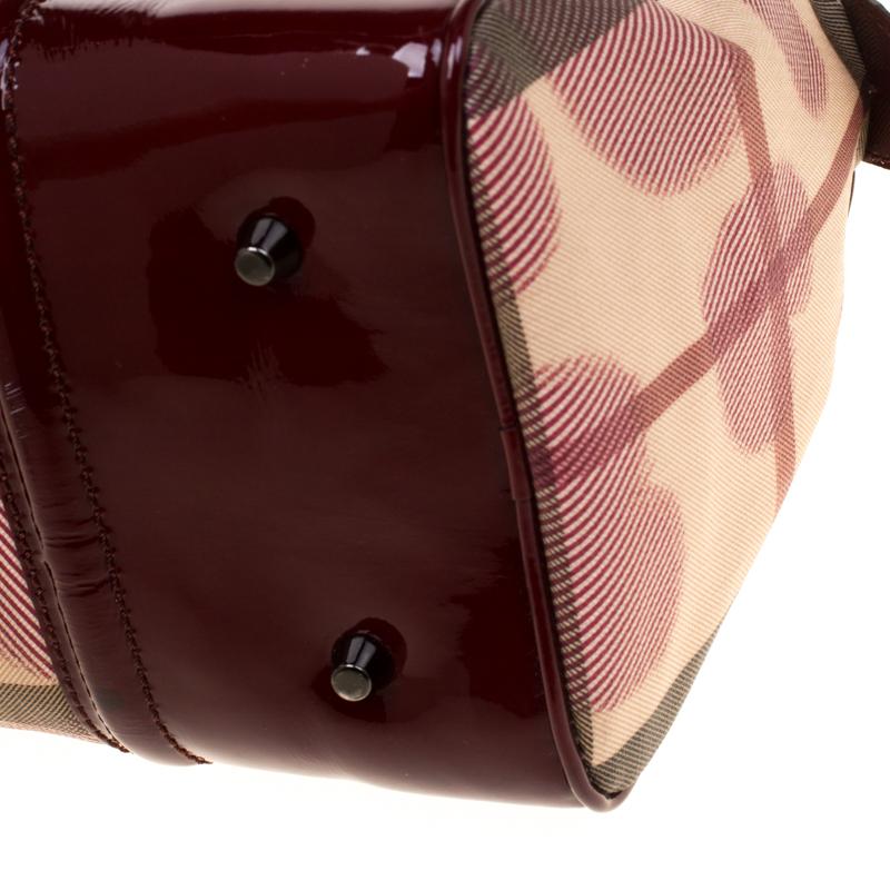 Burberry Burgundy House Check PVC & Patent Leather Hearts Boston Bag In Good Condition In Dubai, Al Qouz 2