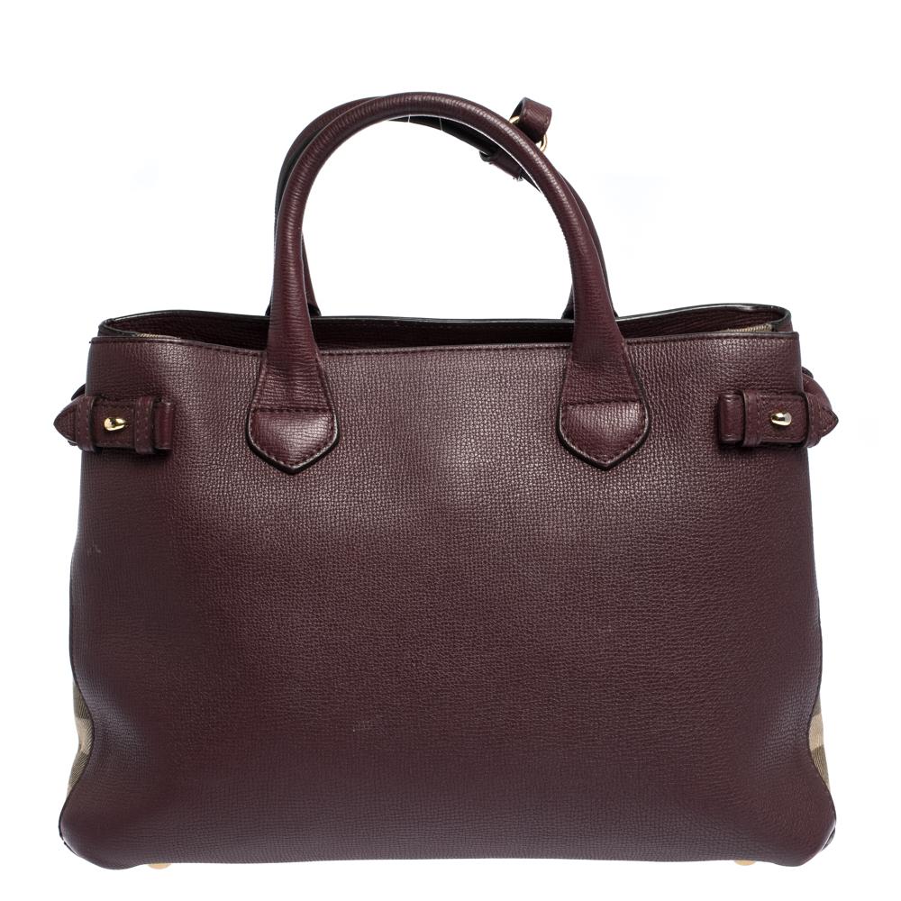 Inspired by equestrian styles from the Burberry Heritage Archive, this Banner tote exudes brilliance and outstanding craftsmanship. The tote is made from leather and is styled with House Check fabric on the sides. It features dual handles, a