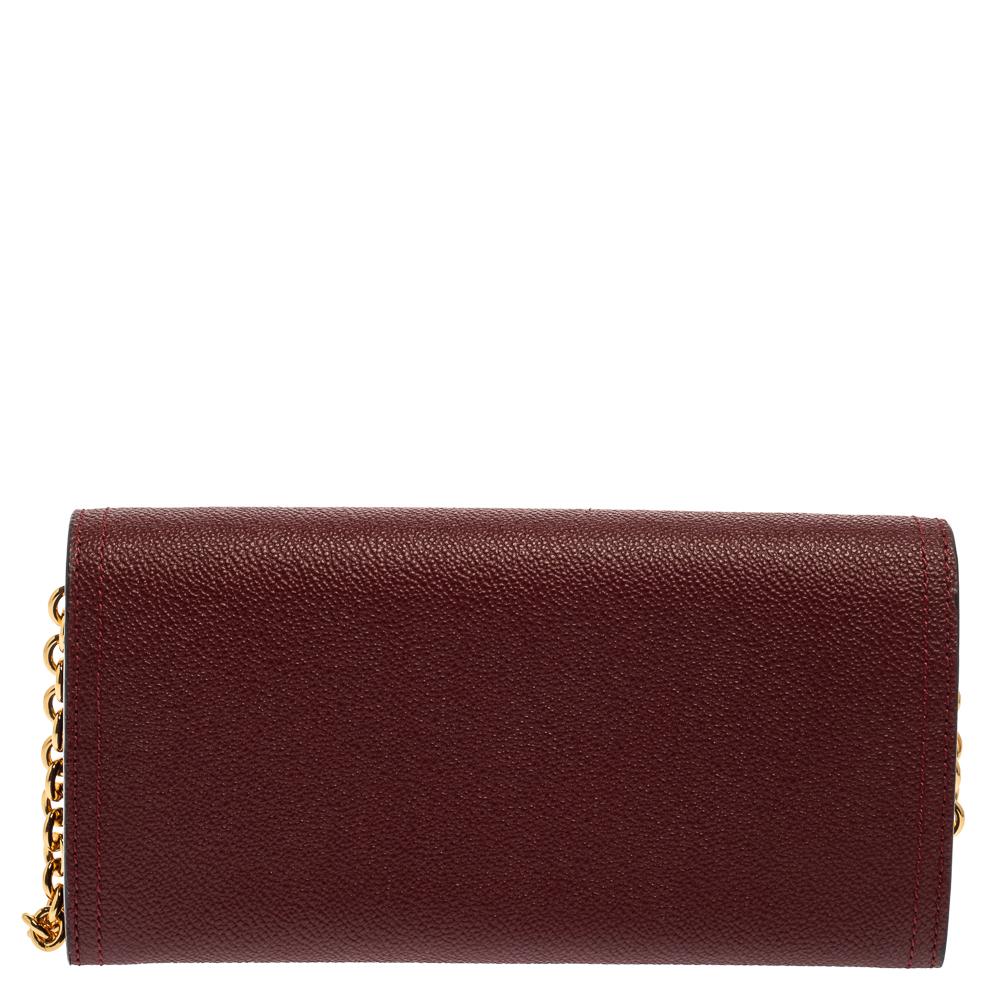 Made from burgundy leather, this Henley wallet on chain from Burberry is a must-have! The leather-fabric lined interior holds multiple card slots, a zipper pocket, and slip compartments for all your essentials. Get this stylish and elegant creation