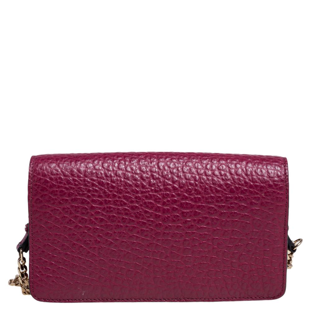 The British fashion house Burberry brings you yet another gorgeous accessory with this wallet. It has been crafted from burgundy leather and styled with a flap that holds the brand logo. The insides are lined with leather & fabric and the clutch