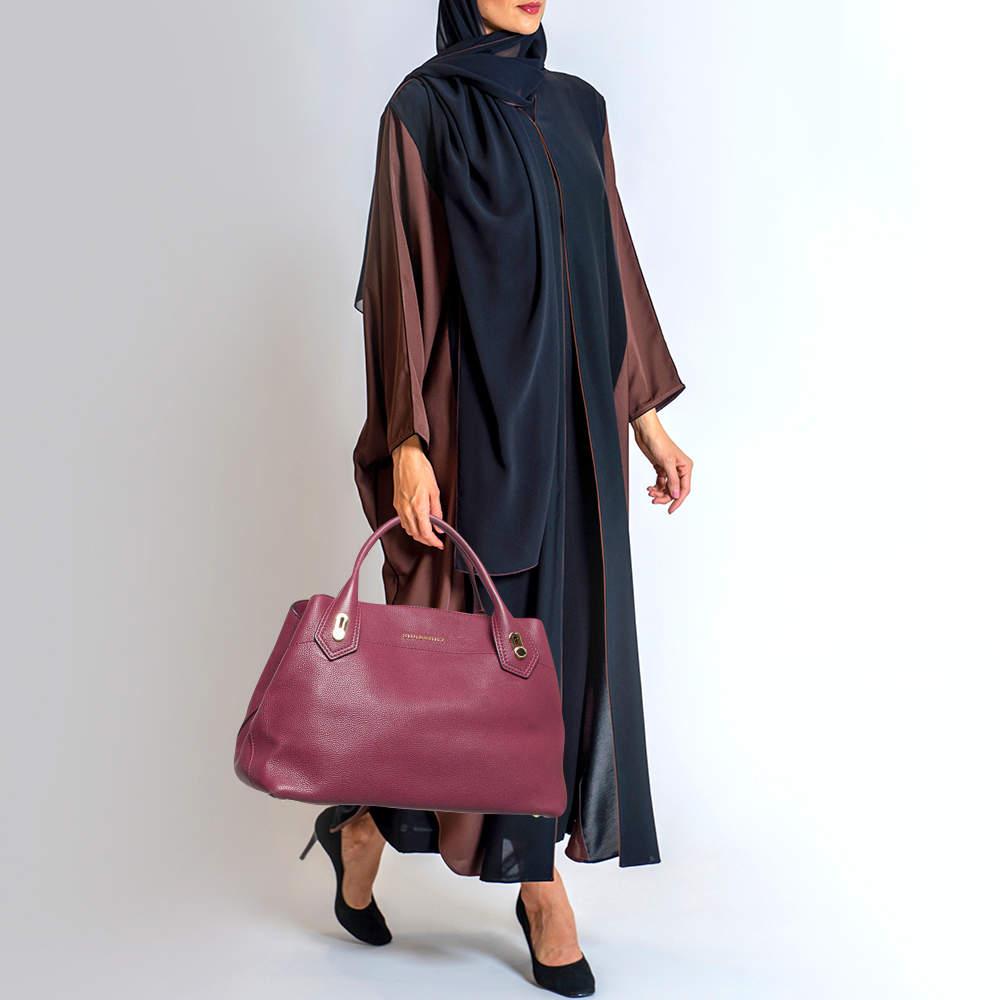 If you are looking for something that reflects chic and luxury then this satchel is a perfect choice. Crafted from premium materials it can be conveniently carried around and its interior is spaciously sized to house your belongings with ease.