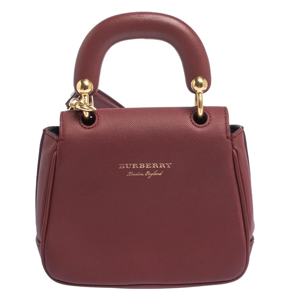 The DK88 bag from Burberry in burgundy is crafted in exclusive Trench Leather. A timeless piece from Burberry with its classic and enduring shape is defined by a structured top handle and a distinctive gold-tone lock. It comes with a detachable