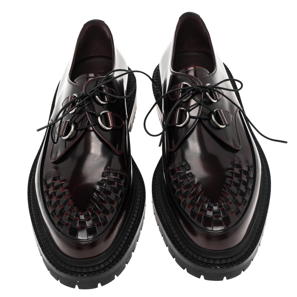 Montate su robuste piattaforme di gomma, queste Creepers di Burberry non sono per niente di alta moda! Le creepers bordeaux sono realizzate in pelle e presentano dettagli a trama, lacci sulla tomaia e comode solette foderate in pelle.

Include: