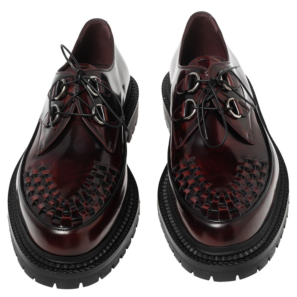 Montées sur de solides semelles en caoutchouc, ces chaussures Creepers de Burberry sont à la pointe de la mode. Les modèles bordeaux sont fabriqués en cuir et présentent des détails tissés, des lacets sur l'empeigne et des semelles intérieures
