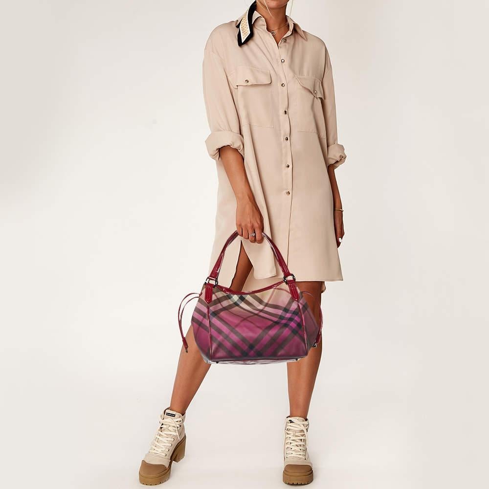 Transportez tout ce dont vous avez besoin avec style grâce à ce fourre-tout à carreaux authentique de Burberry. Fabriqué à partir des meilleurs matériaux, cet accessoire promet un style et une utilisation durables.