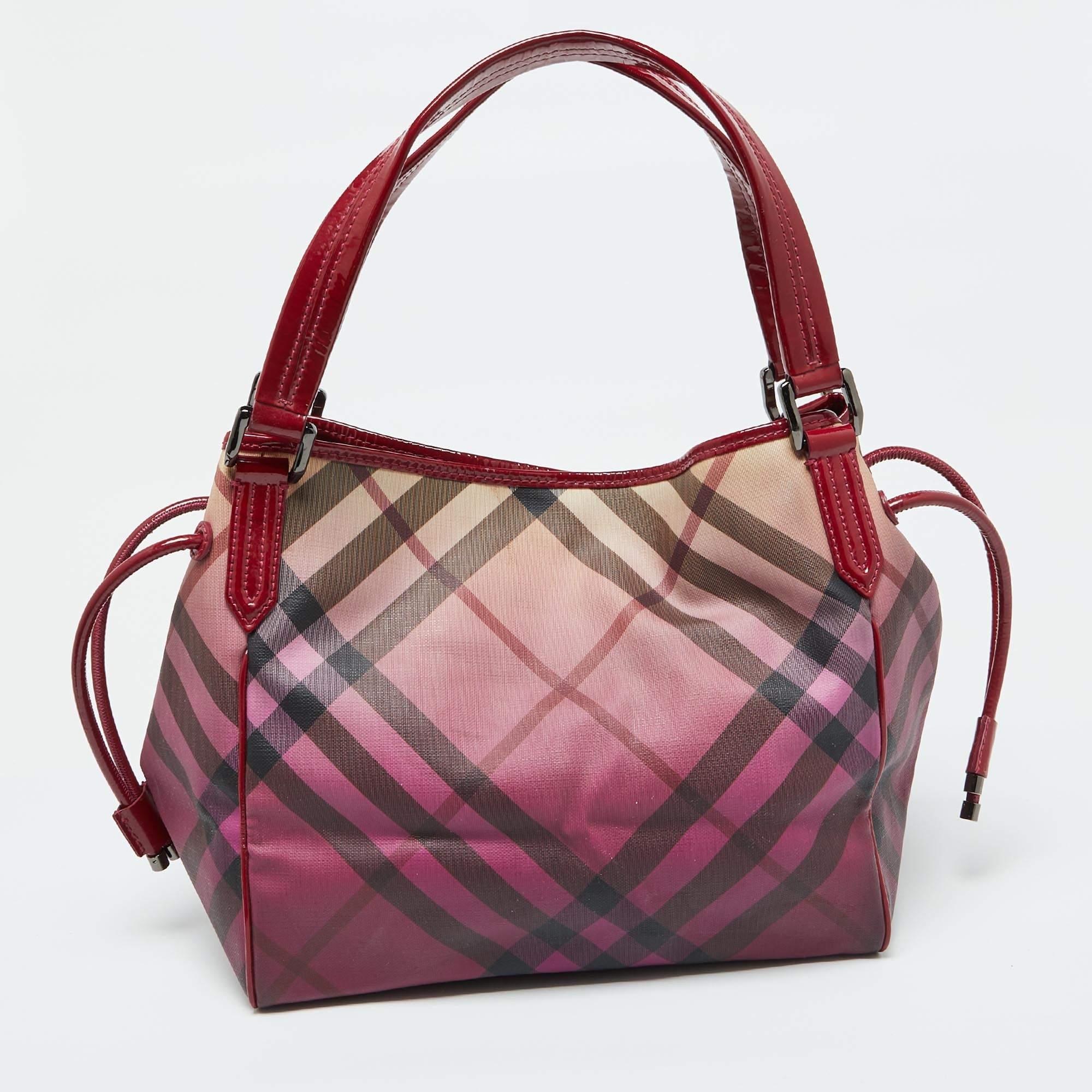 Sac cabas Bilmore bordeaux dégradé Supernova à carreaux PVC et cuir verni Burberry Bon état - En vente à Dubai, Al Qouz 2