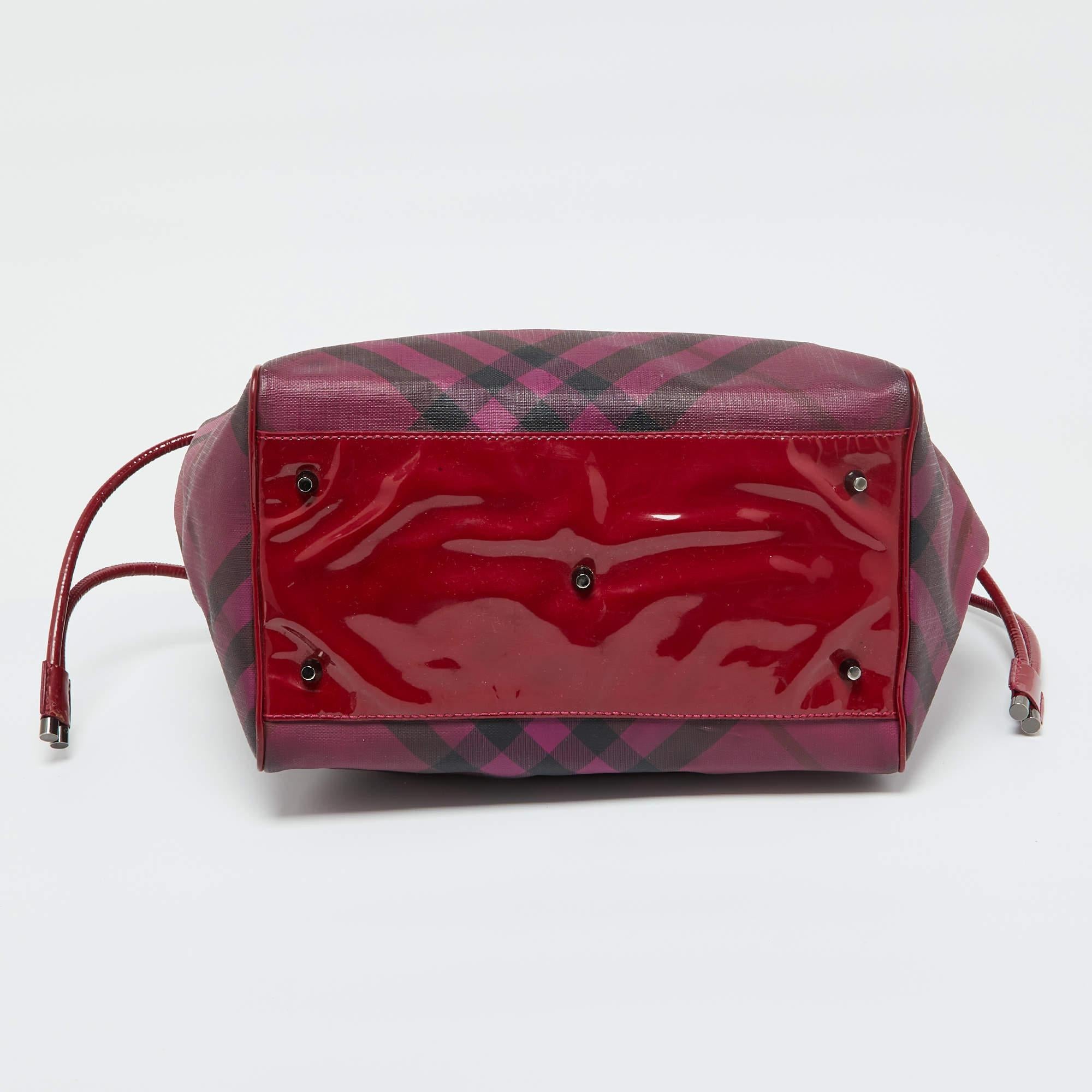 Sac cabas Bilmore bordeaux dégradé Supernova à carreaux PVC et cuir verni Burberry en vente 2