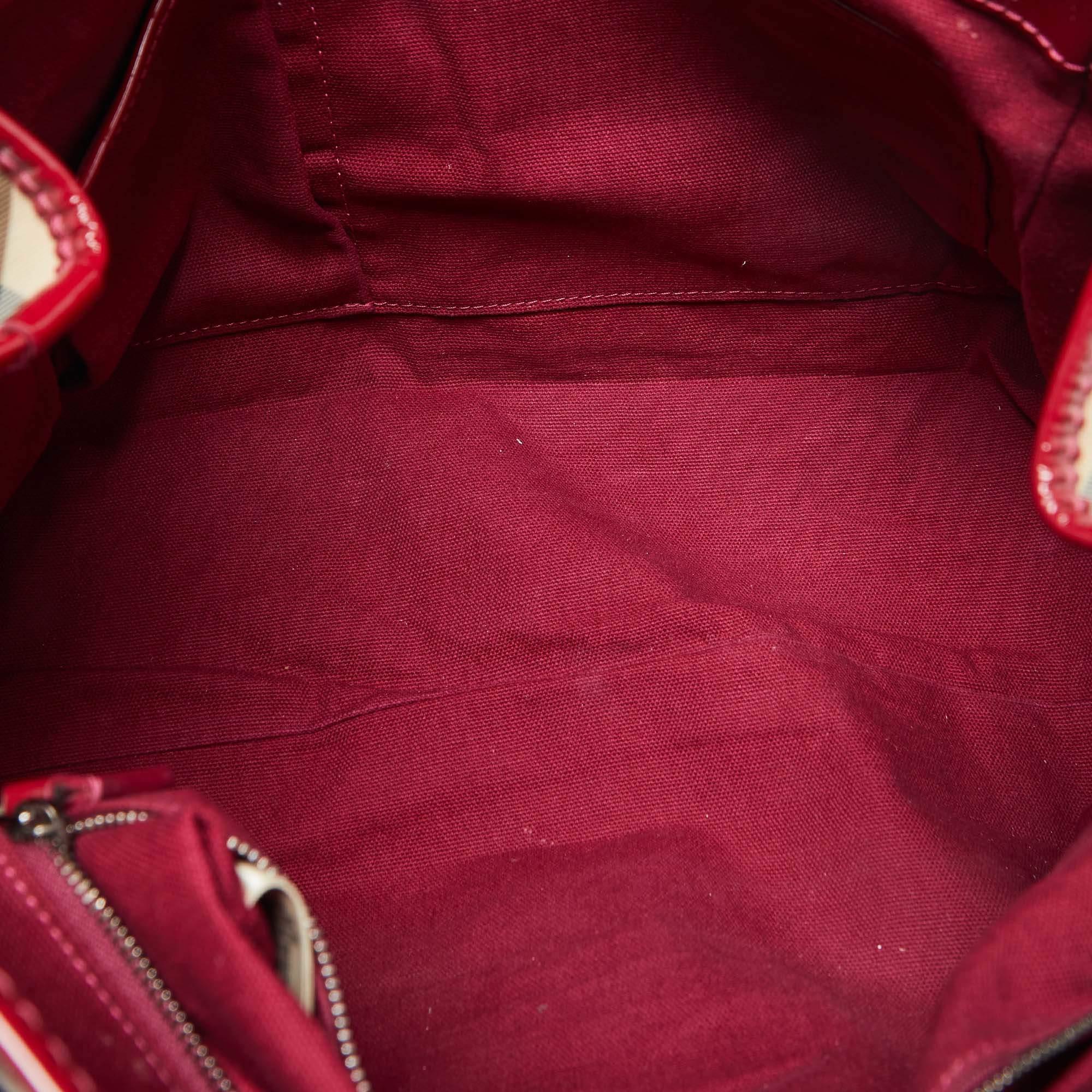 Sac cabas Bilmore bordeaux dégradé Supernova à carreaux PVC et cuir verni Burberry en vente 3