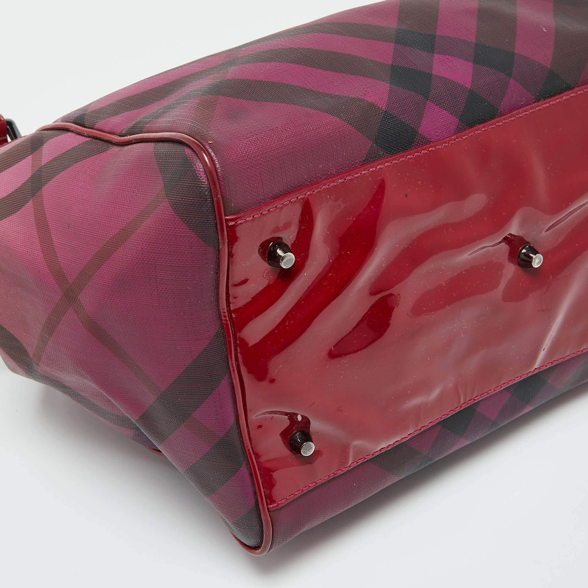 Sac cabas Bilmore bordeaux dégradé Supernova à carreaux PVC et cuir verni Burberry en vente 4