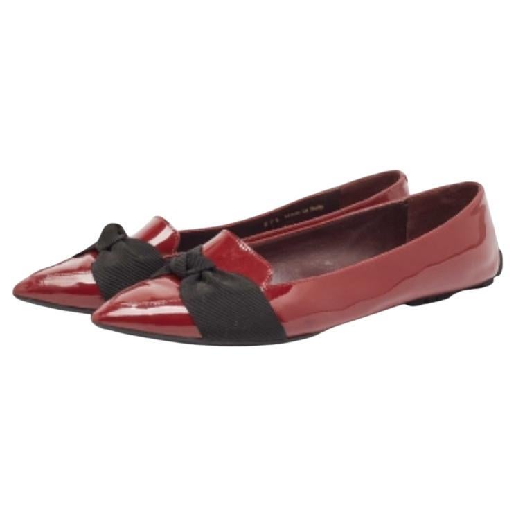Deje que este cómodo par sea su primera elección cuando salga a pasar un largo día. Estos zapatos de diseño tienen una parte superior bien cosida y una suela resistente.