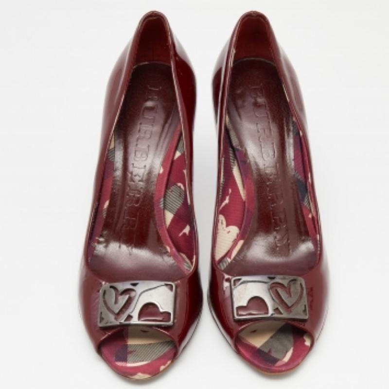 Burberry Bombas de punta en charol burdeos talla 38 Marrón