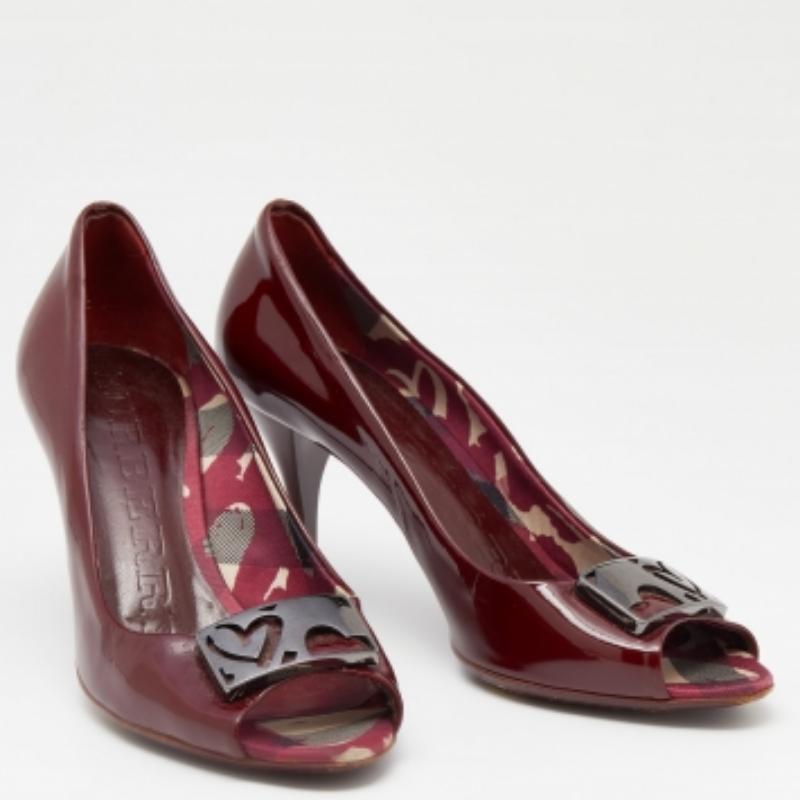 Burberry Bombas de punta en charol burdeos talla 38 en Bastante bueno Estado en Dubai, Al Qouz 2