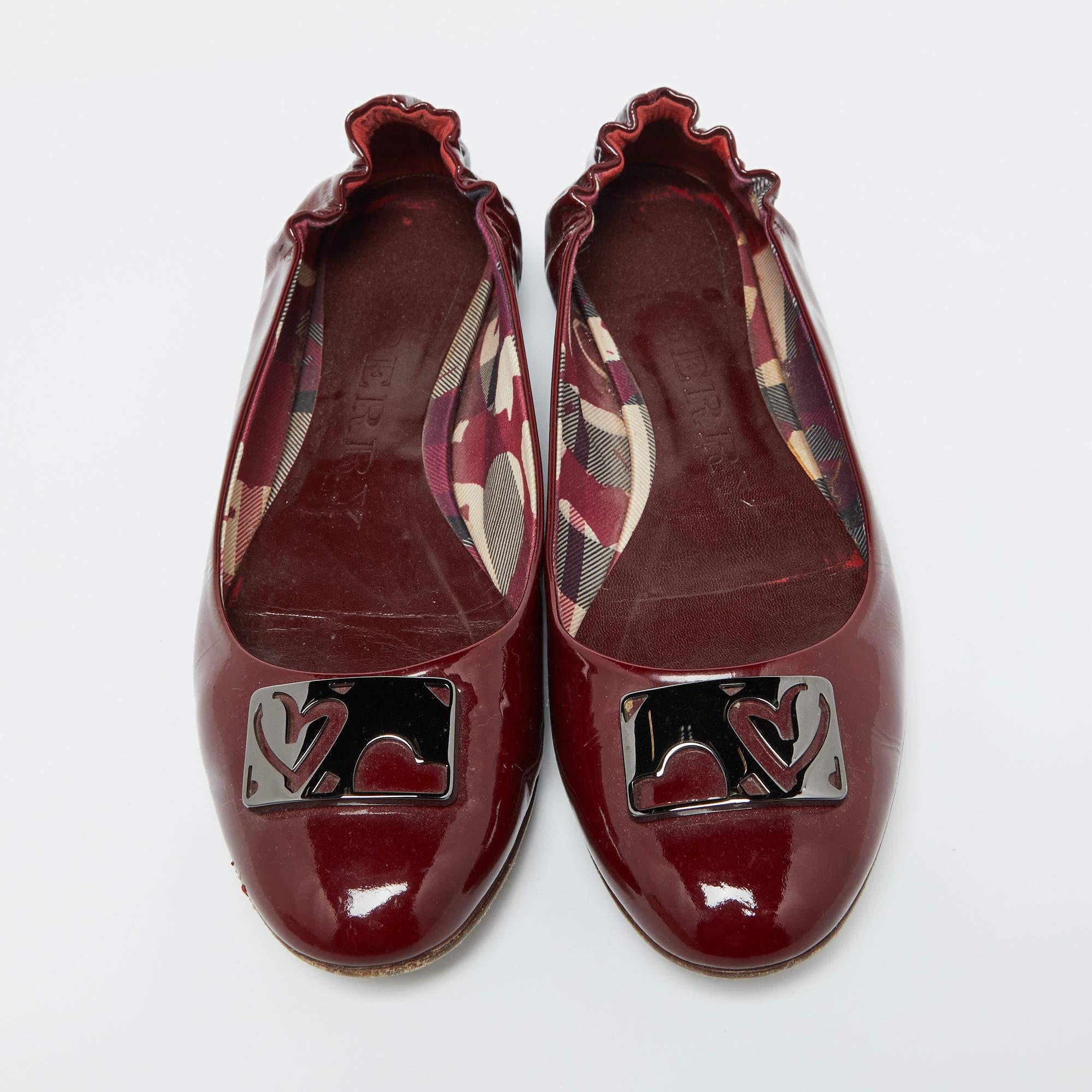 Marron Burberry Ballerines Scrunch en cuir verni bourgogne taille 40 en vente