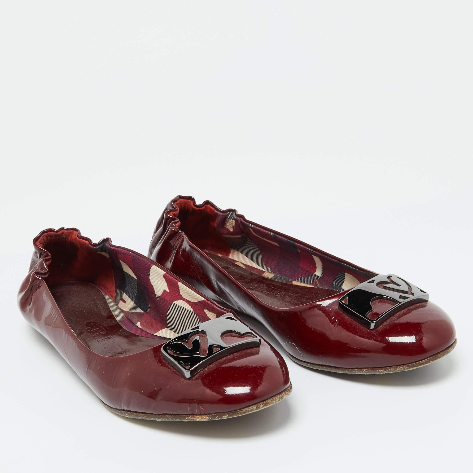 Burberry Ballerines Scrunch en cuir verni bourgogne taille 40 État moyen - En vente à Dubai, Al Qouz 2