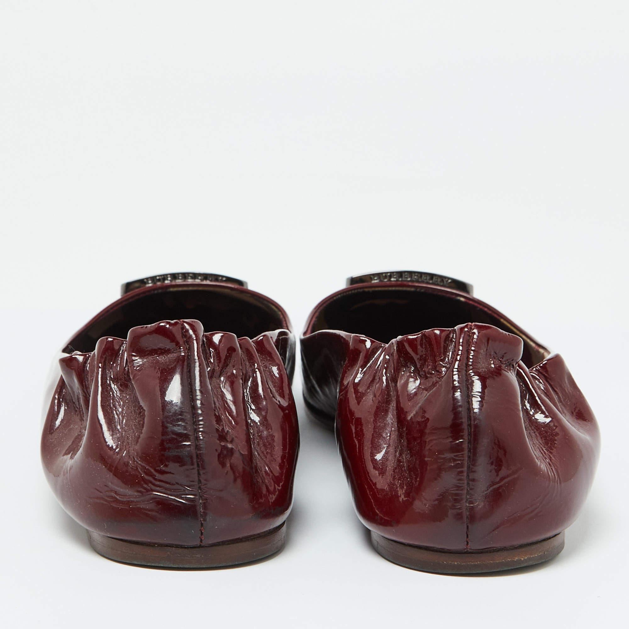 Burberry Ballerines Scrunch en cuir verni bourgogne taille 40 Pour femmes en vente