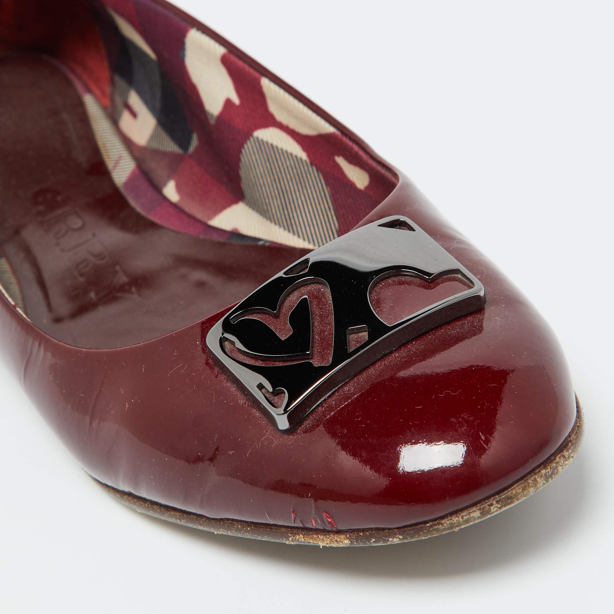 Burberry Ballerines Scrunch en cuir verni bourgogne taille 40 en vente 2