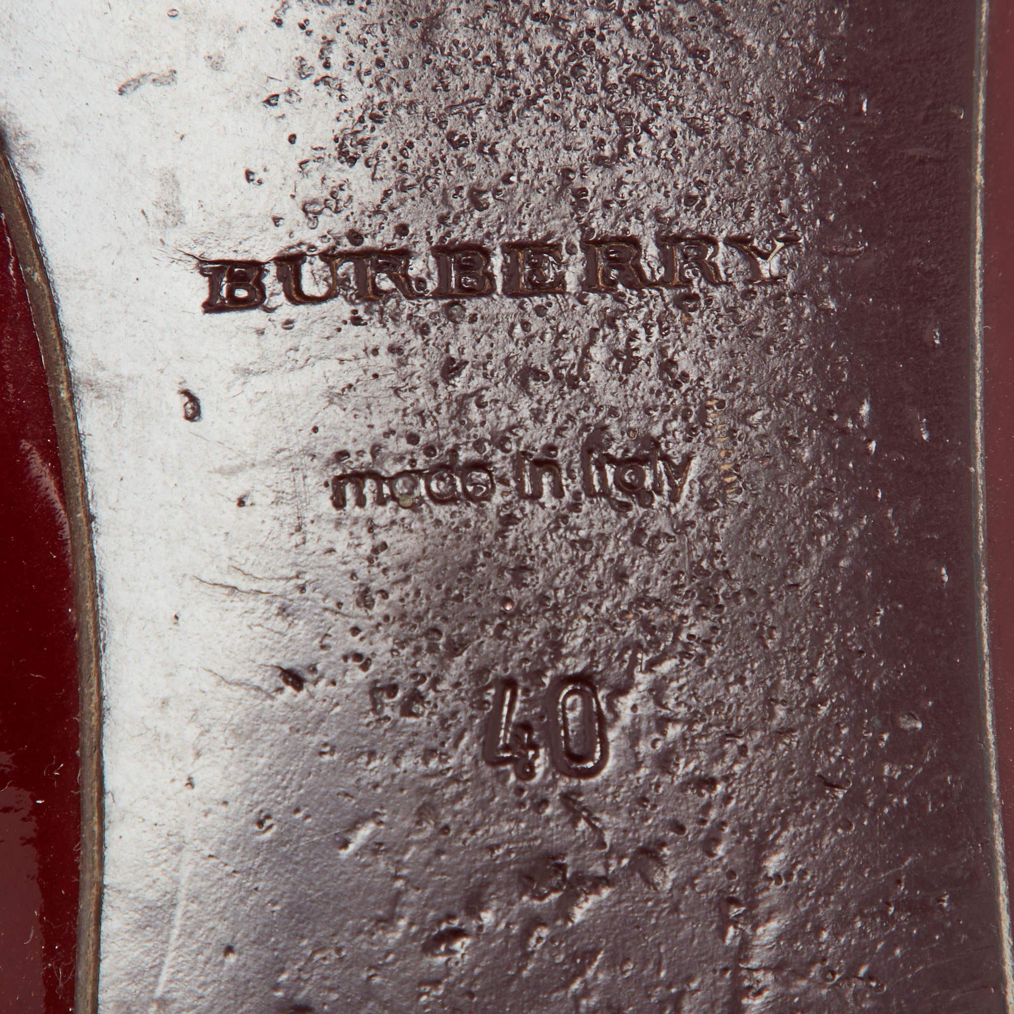 Burberry Ballerines Scrunch en cuir verni bourgogne taille 40 en vente 3