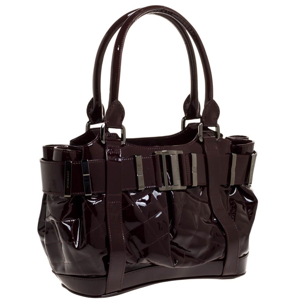 Burberry Burgundy Gestepptes Lackleder Healy Tote im Zustand „Hervorragend“ in Dubai, Al Qouz 2