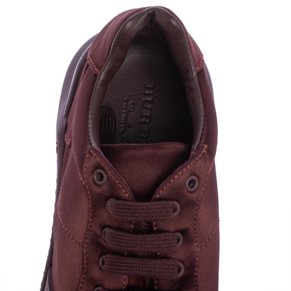 Burberry Burgundy Satin And Rubber Regis Low Top Sneakers Size 41 In New Condition In Dubai, Al Qouz 2