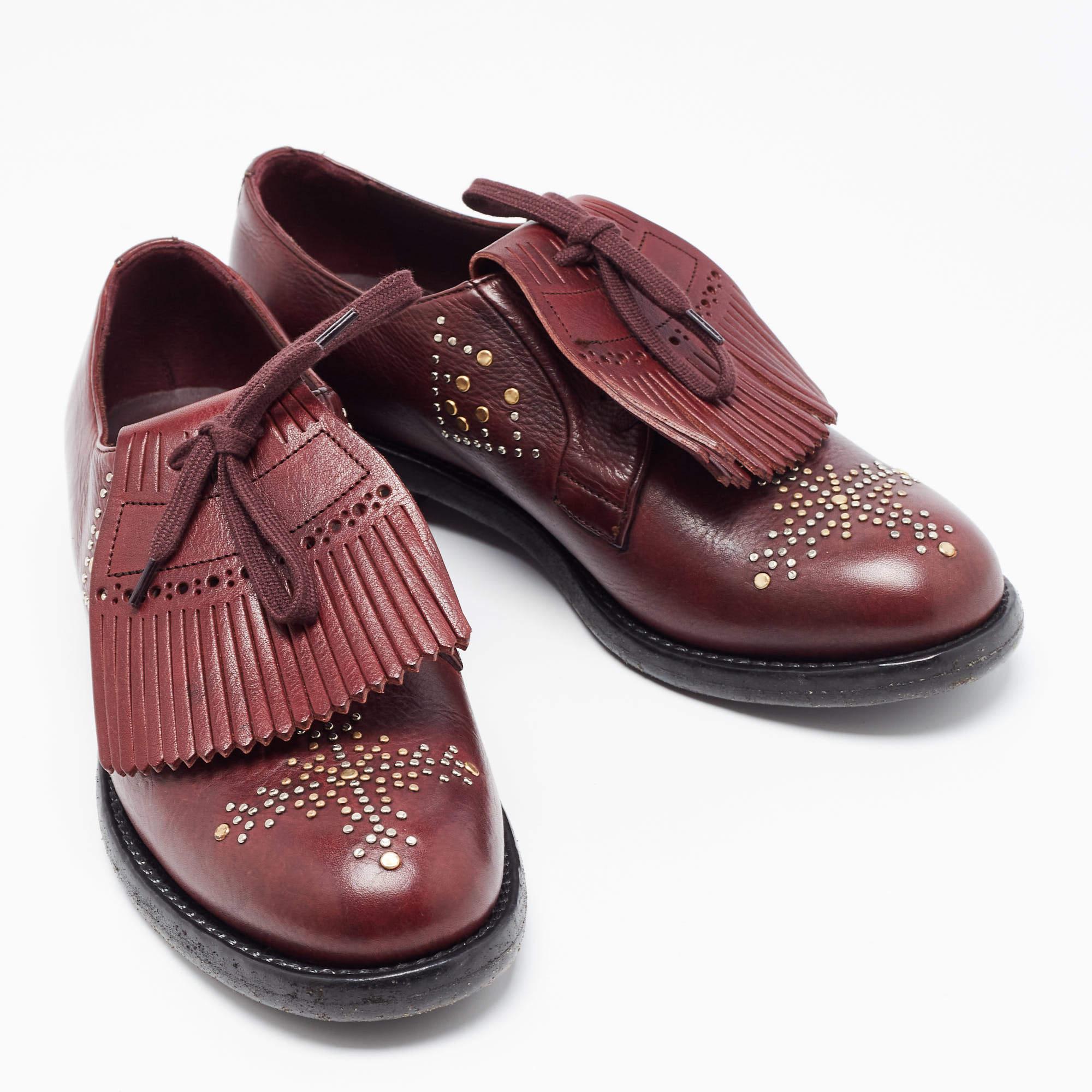 These Burberry oxfords are designed from the finest material featuring an elegant look, sturdy soles, and lace-ups on the vamps. Team these shoes with tailored pants and a blazer for a smart formal look.


Includes
Original Box