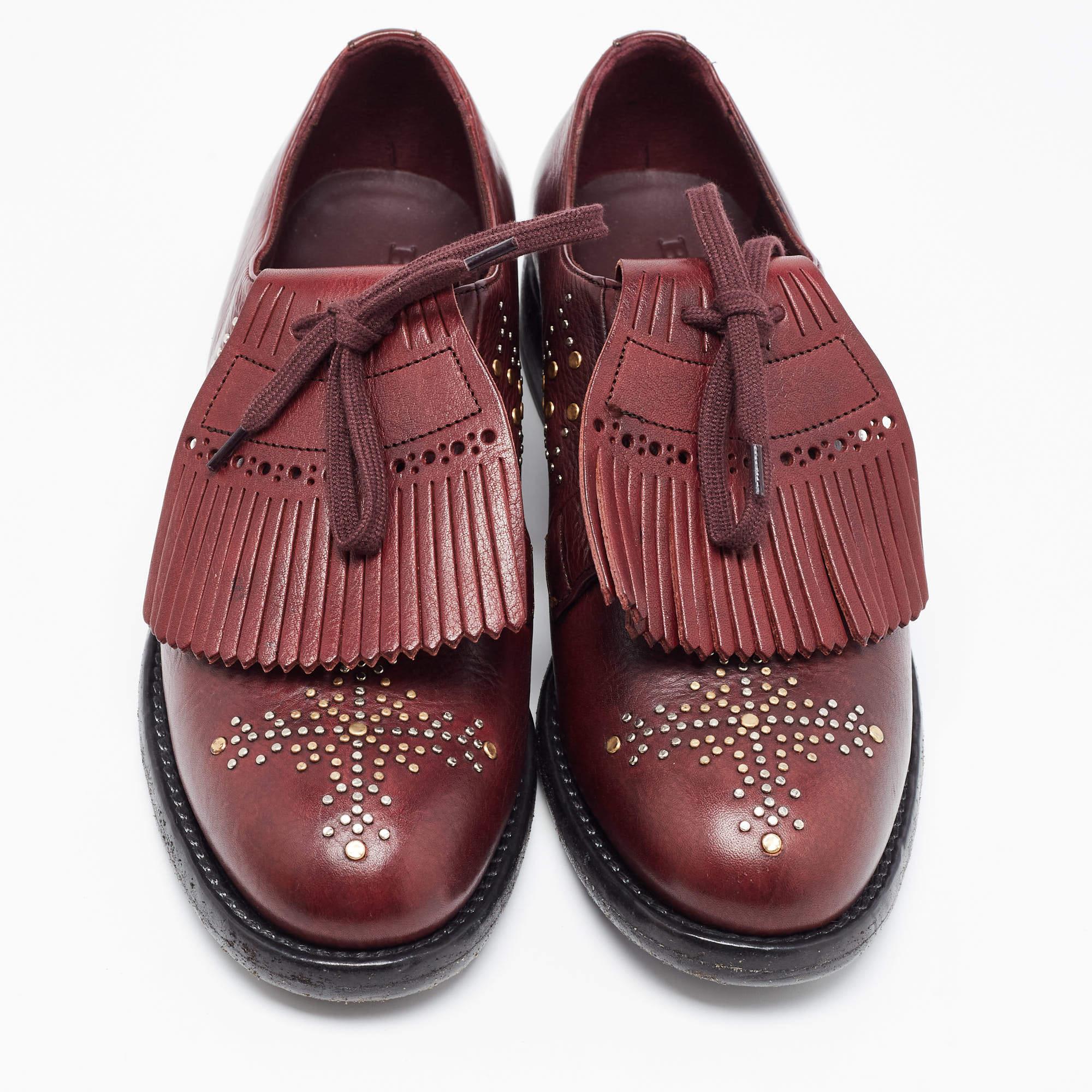 Burberry Burgundy Studded Leather Ampney Fringe Detail Oxfords Size 37.5 In New Condition For Sale In Dubai, Al Qouz 2
