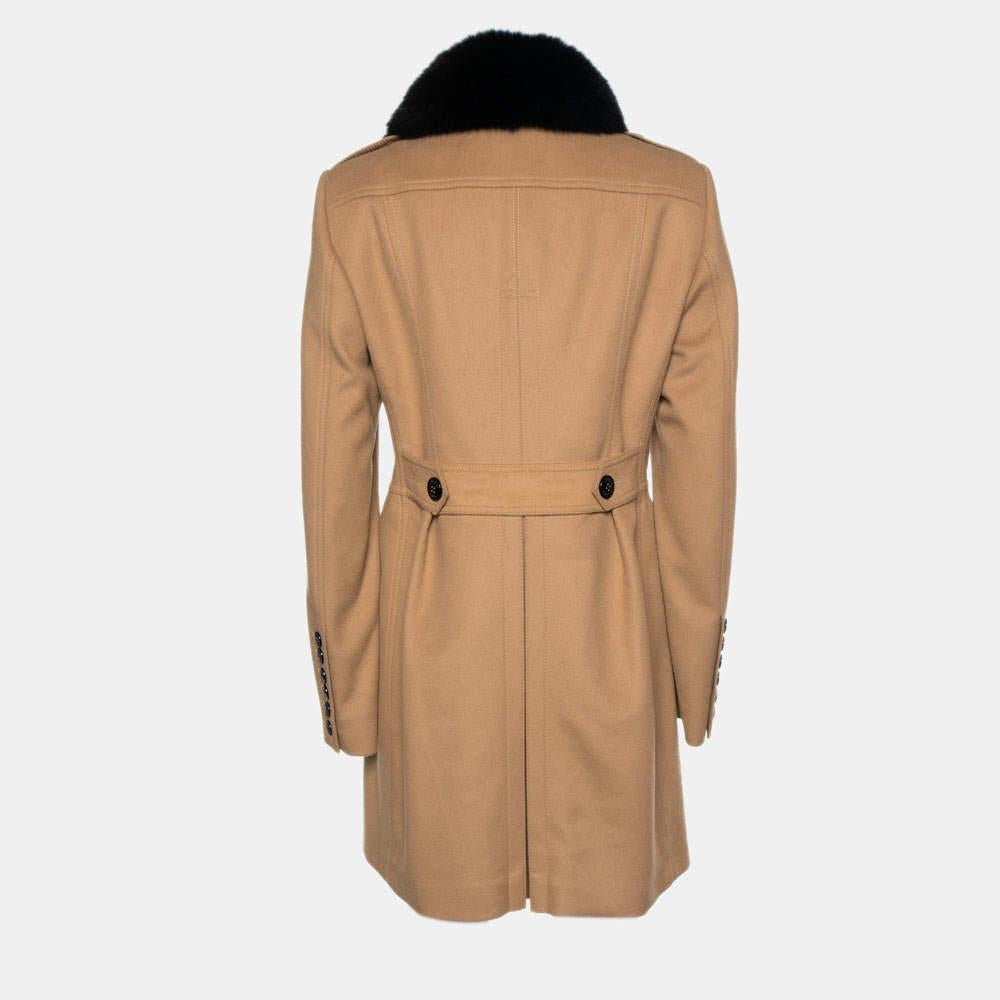 How fabulous does this designer coat look! It is made of fine materials and features long sleeves. Pair it with pants and heels for a chic look.

