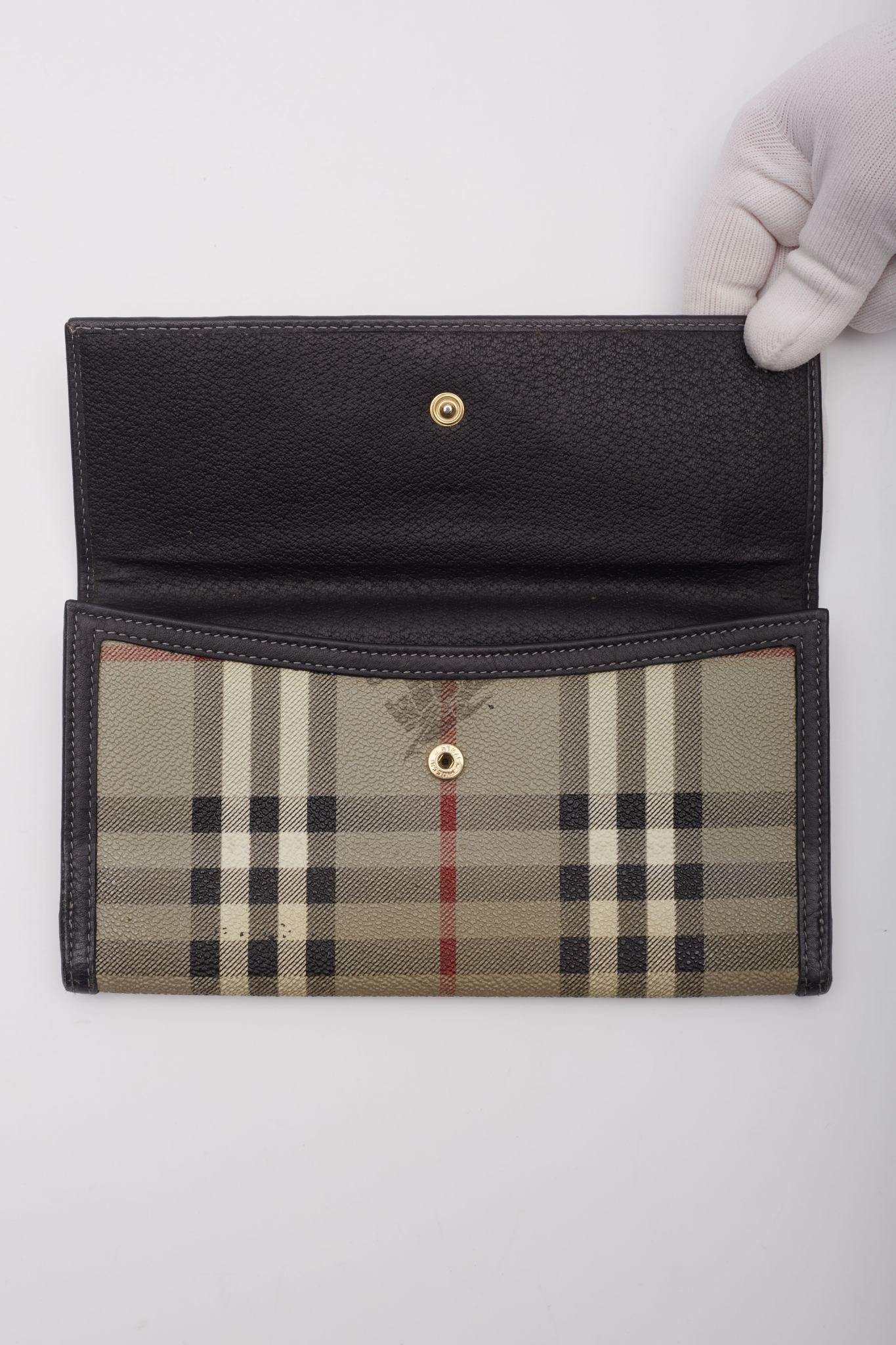 Burberry Portafoglio con patta in tela Classic Check Beige In condizioni buone in vendita a Montreal, Quebec