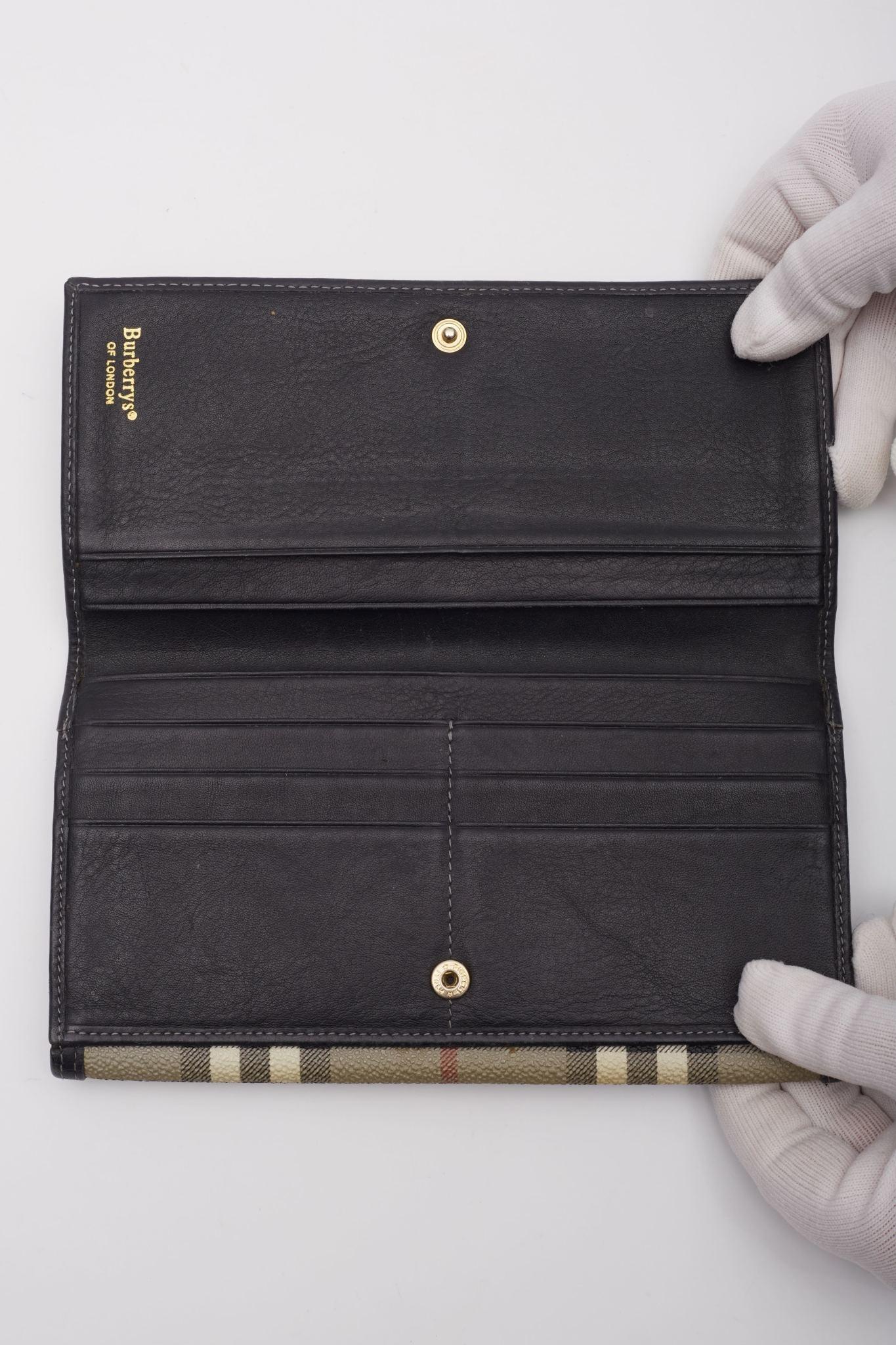 Burberry Portafoglio con patta in tela Classic Check Beige in vendita 1