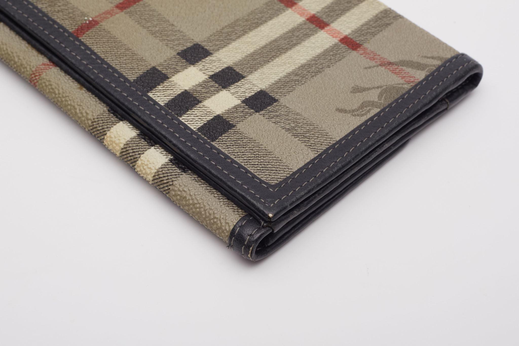 Burberry Portafoglio con patta in tela Classic Check Beige in vendita 4