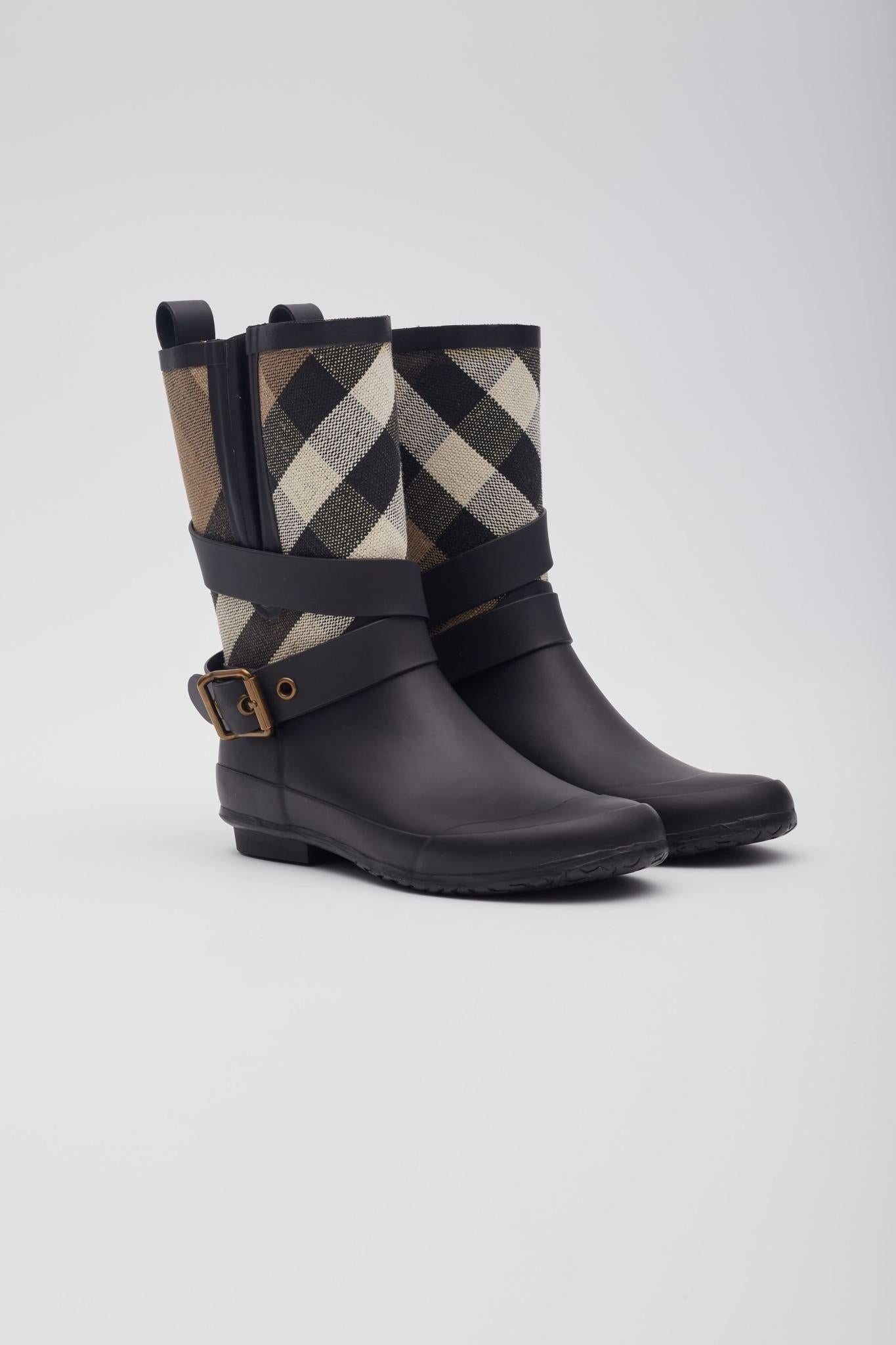 Color: beige check
Material: canvas and leather

EU 35  /  US 4

Height of Boot Leg: 8.5”
Heel Height: 7 mm / .25”

Condition: Very good.
