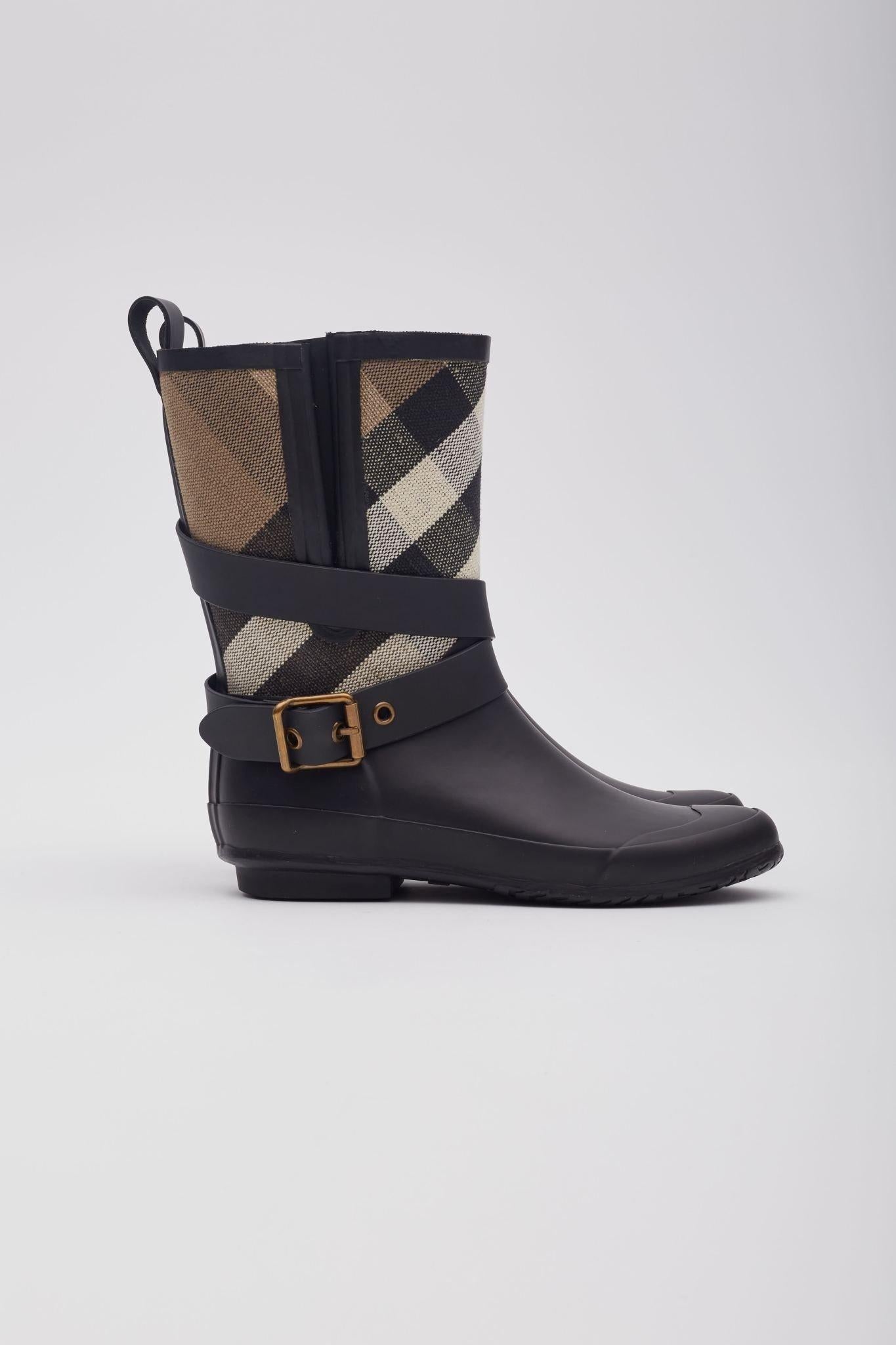 Black Burberry Canvas Plaid Print Rain Boots (EU 35) For Sale