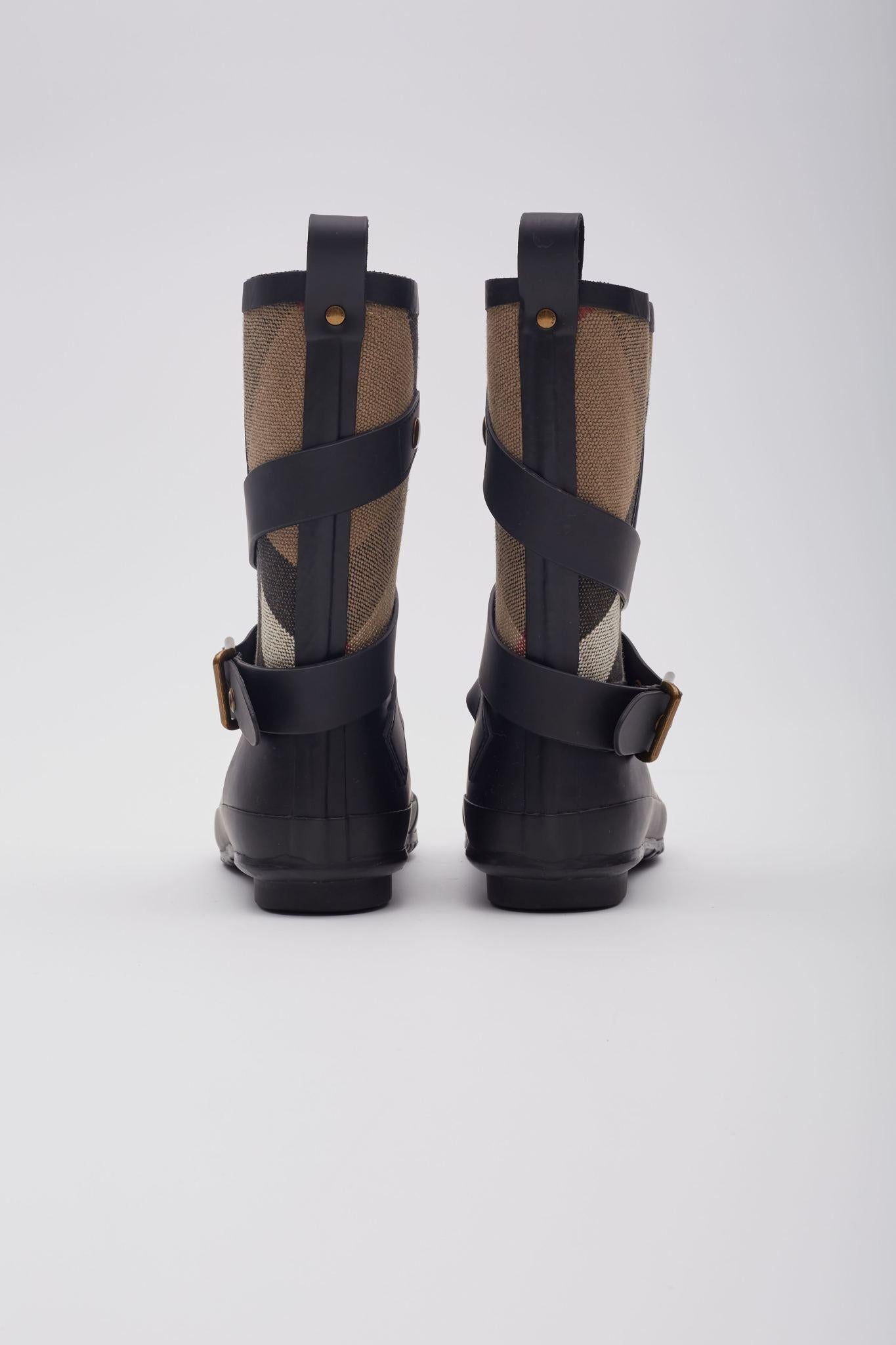 Burberry Canvas Plaid Print Rain Boots (EU 35) In Good Condition For Sale In Montreal, Quebec