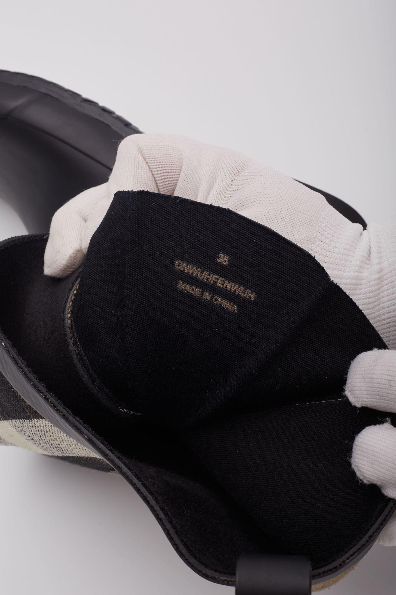 Burberry Canvas Plaid Print Rain Boots (EU 35) For Sale 2