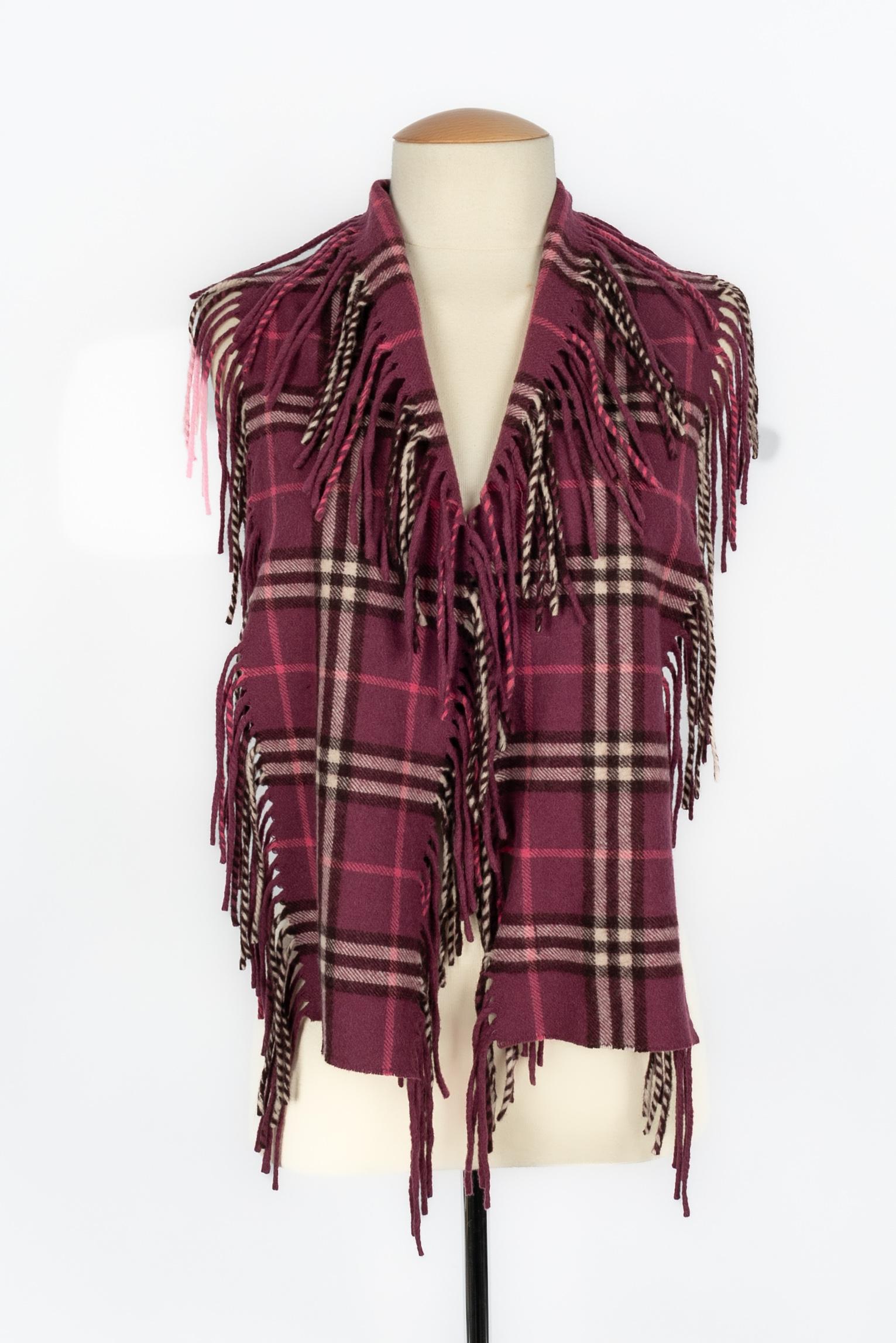BURBERRY - (Made in England) Pañuelo en tonos púrpura/rosa hecho al 100% de cachemira.

Estado:
Muy buen estado

Dimensiones:
140 cm x 15 cm

SKU:ACC31